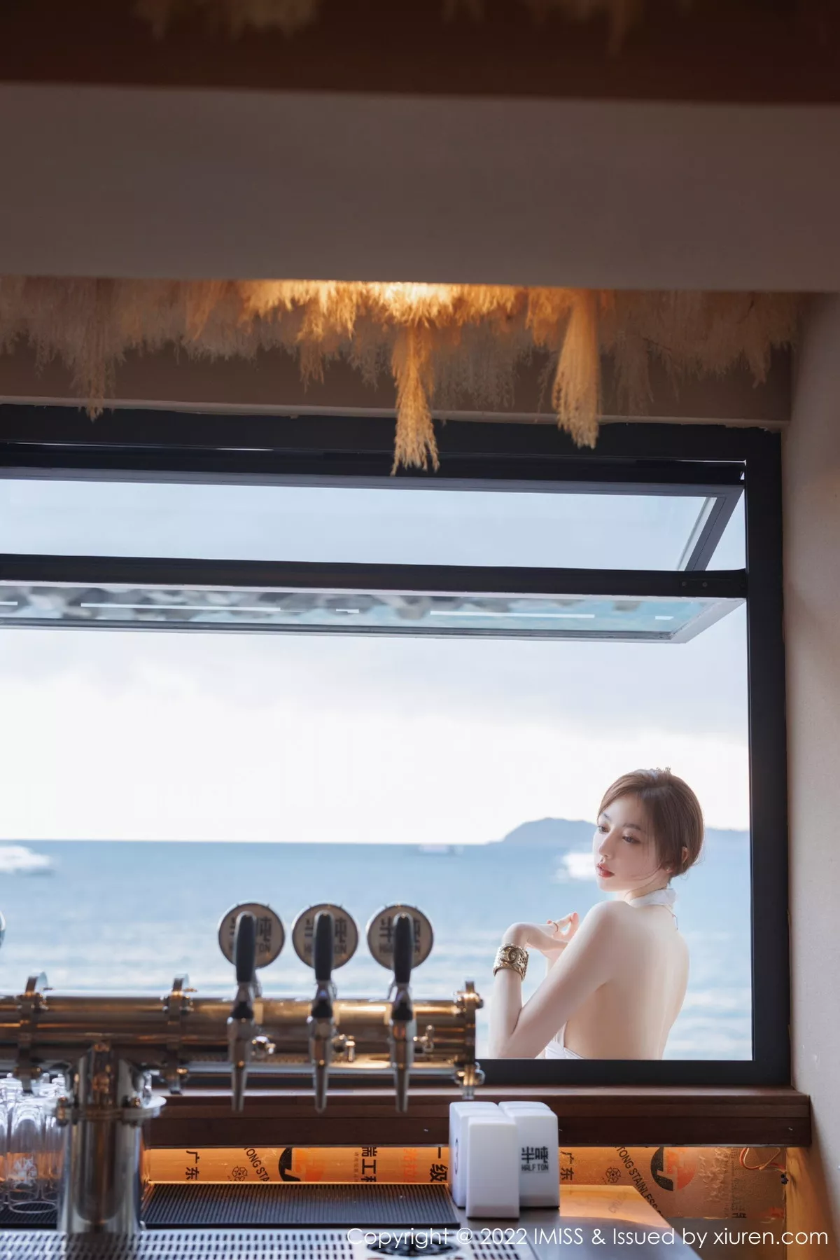 秀人集.com_[IMISS爱蜜社]Vol.706_气质女神Lynn刘奕宁户外场景性感白色长裙秀曼妙身材迷人写真41P