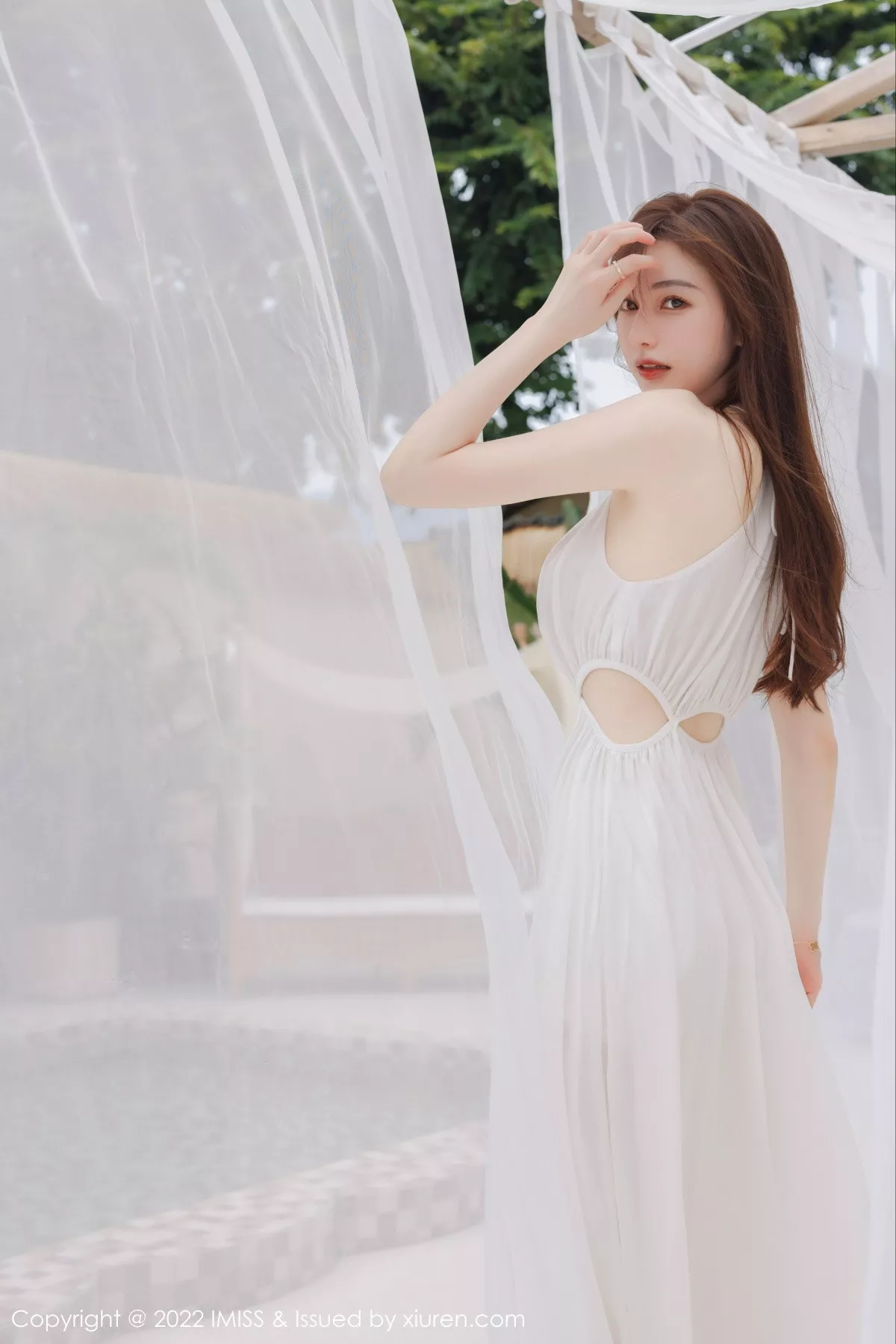 秀人集.com_[IMISS爱蜜社]Vol.706_气质女神Lynn刘奕宁户外场景性感白色长裙秀曼妙身材迷人写真41P
