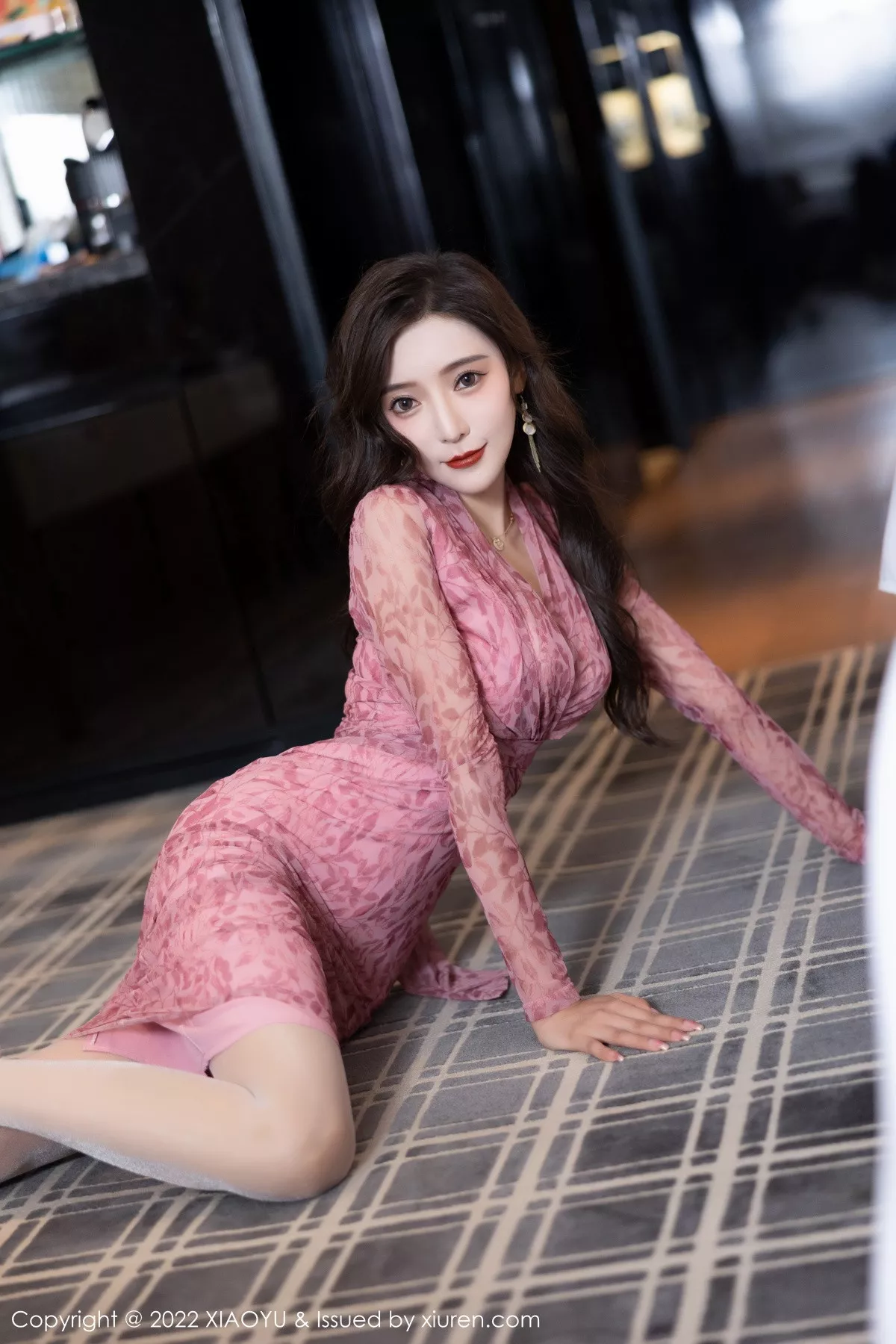 秀人集.com_[XiaoYu画语界]Vol.899_女神王馨瑶yanni脱浅红连衣短裙露白色内衣配超薄肉丝诱惑写真82P