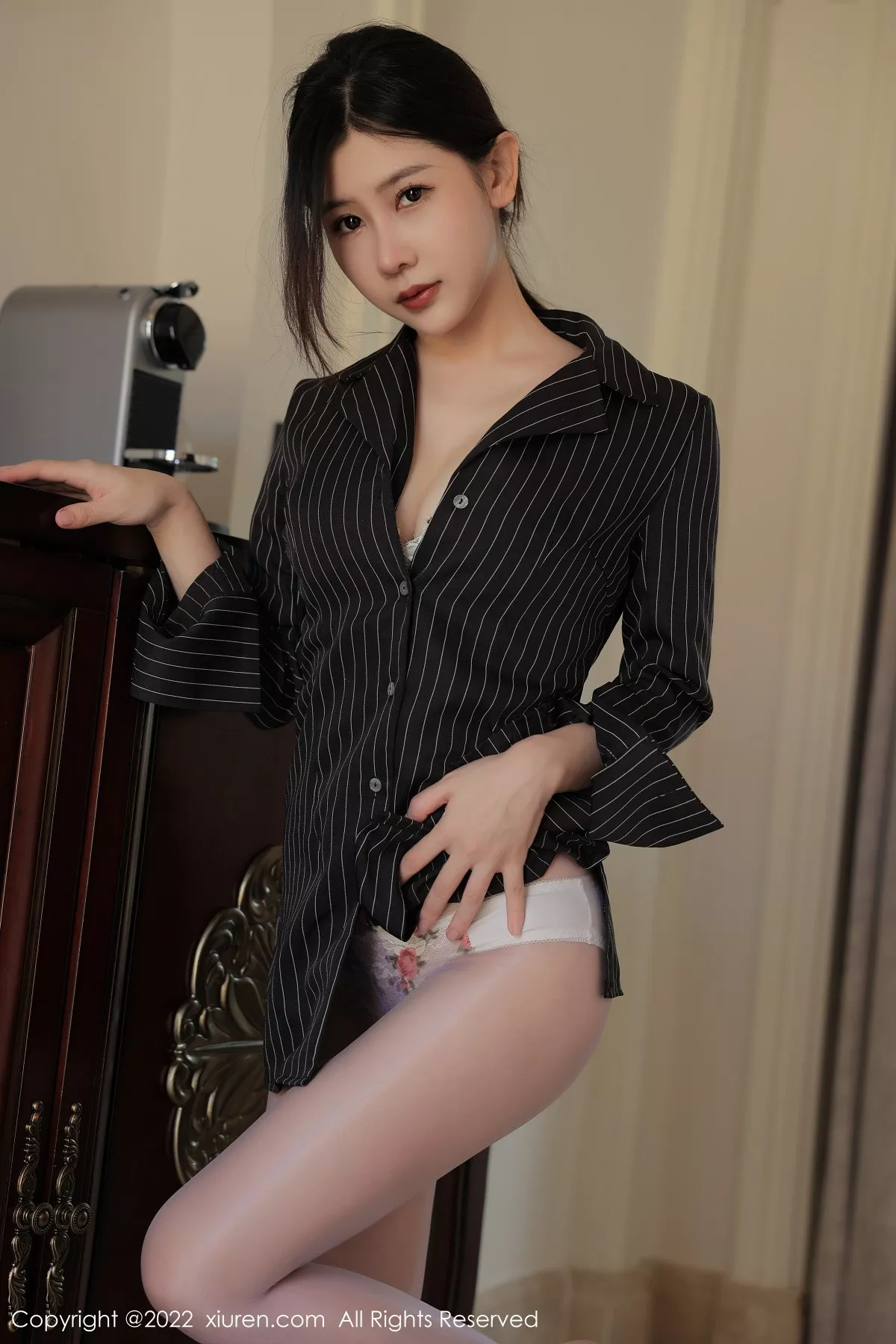 秀人集.com_[XiuRen秀人网]No.5828_模特尹甜甜海南旅拍黑色T恤上衣配紫色丝袜露蕾丝内衣诱惑写真58P