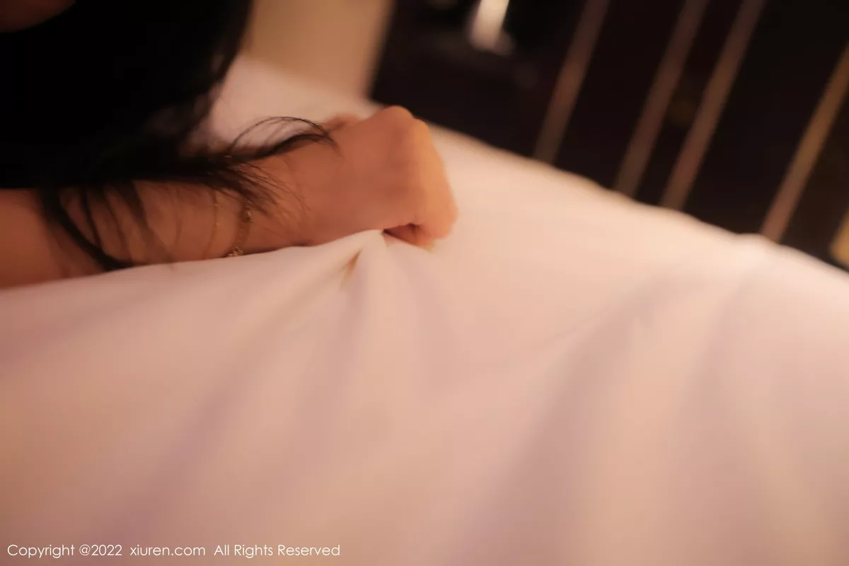 秀人集.com_[XiuRen秀人网]No.5833_新人模特司柠性感黑色吊带短裙配超薄无内黑丝秀翘臀诱惑写真63P