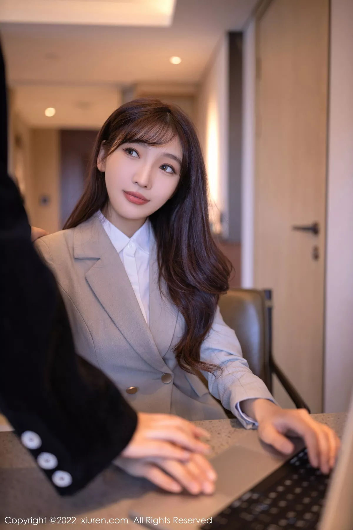 秀人集.com_[XiuRen秀人网]No.5840_模特陆萱萱北京旅拍催眠主题脱灰色制服露红色蕾丝内衣诱惑写真80P