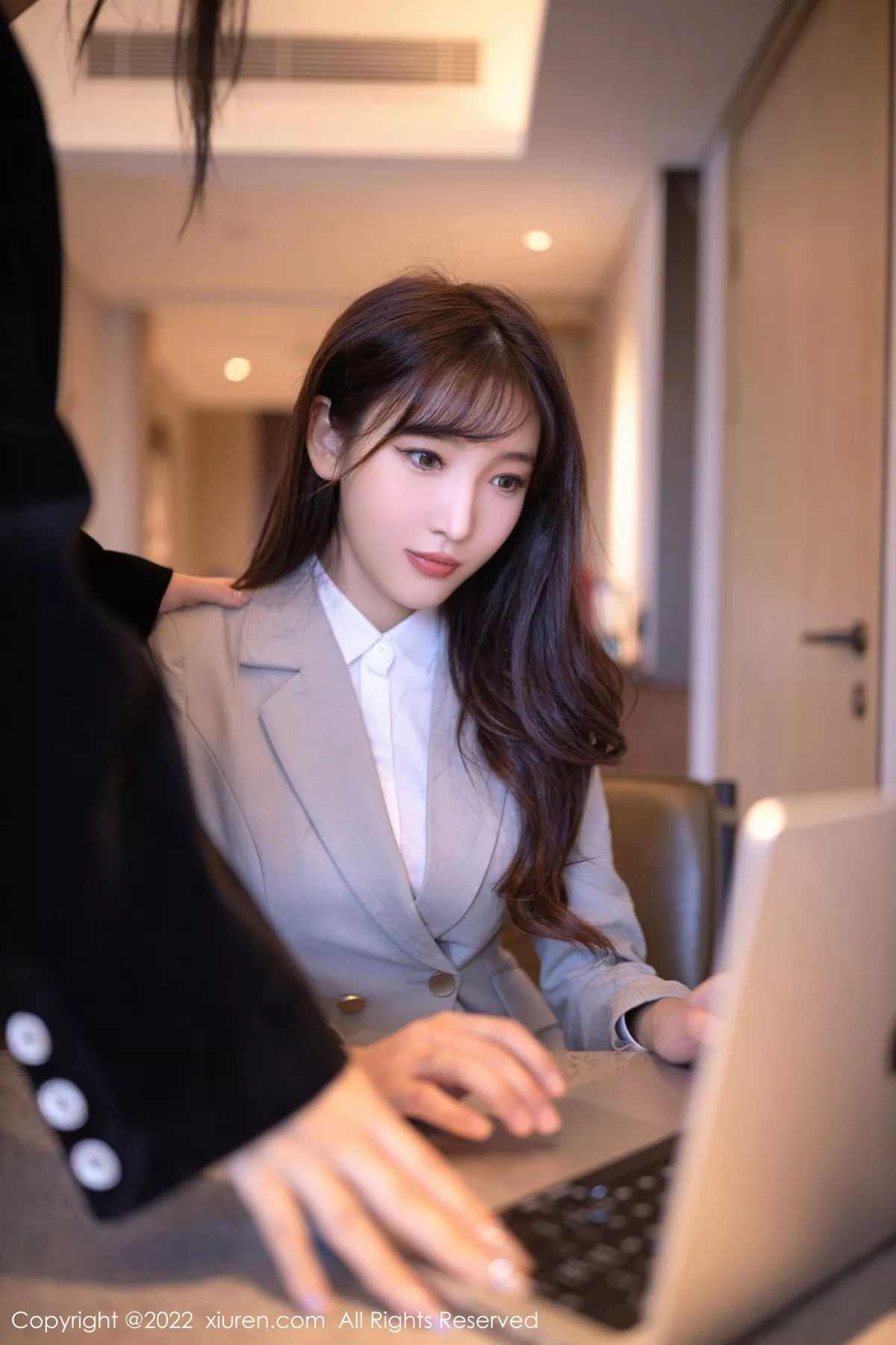 秀人集.com_[XiuRen秀人网]No.5840_模特陆萱萱北京旅拍催眠主题脱灰色制服露红色蕾丝内衣诱惑写真80P