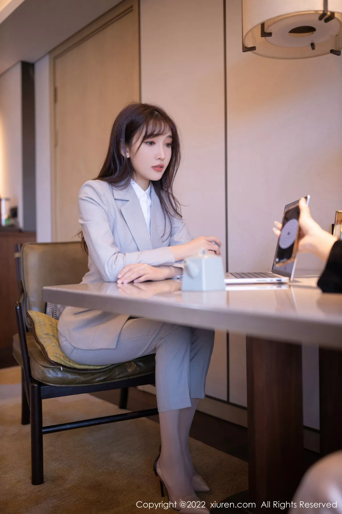 秀人集.com_[XiuRen秀人网]No.5840_模特陆萱萱北京旅拍催眠主题脱灰色制服露红色蕾丝内衣诱惑写真80P