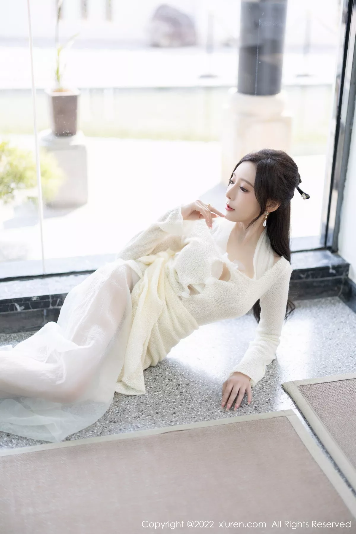 秀人集.com_[XiuRen秀人网]No.5846_女神王馨瑶yanni性感白色连衣裙配超薄肉丝秀翘臀美腿诱惑写真87P