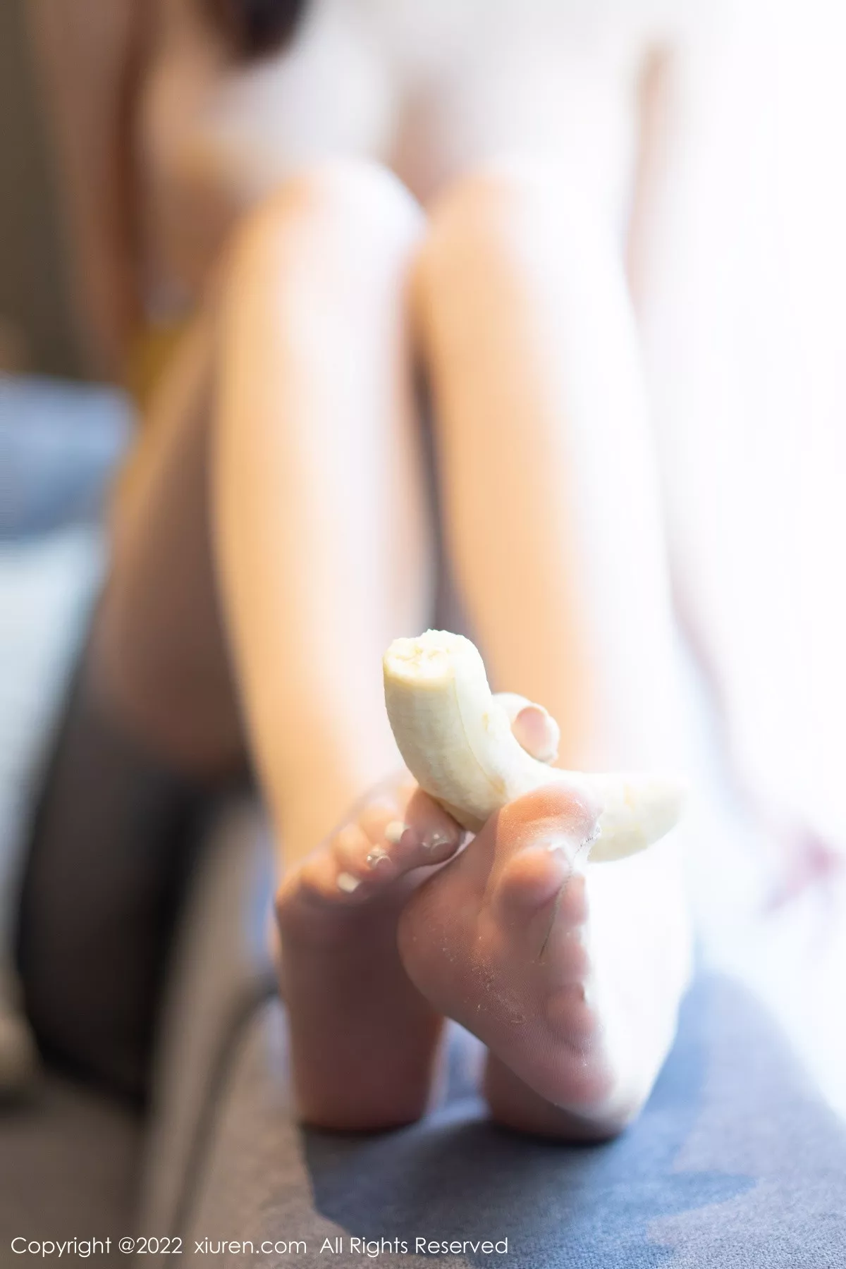 秀人集.com_[XiuRen秀人网]No.5853_模特是小逗逗醉酒主题淡黄上衣配短裙露粉红蕾丝内衣诱惑写真72P