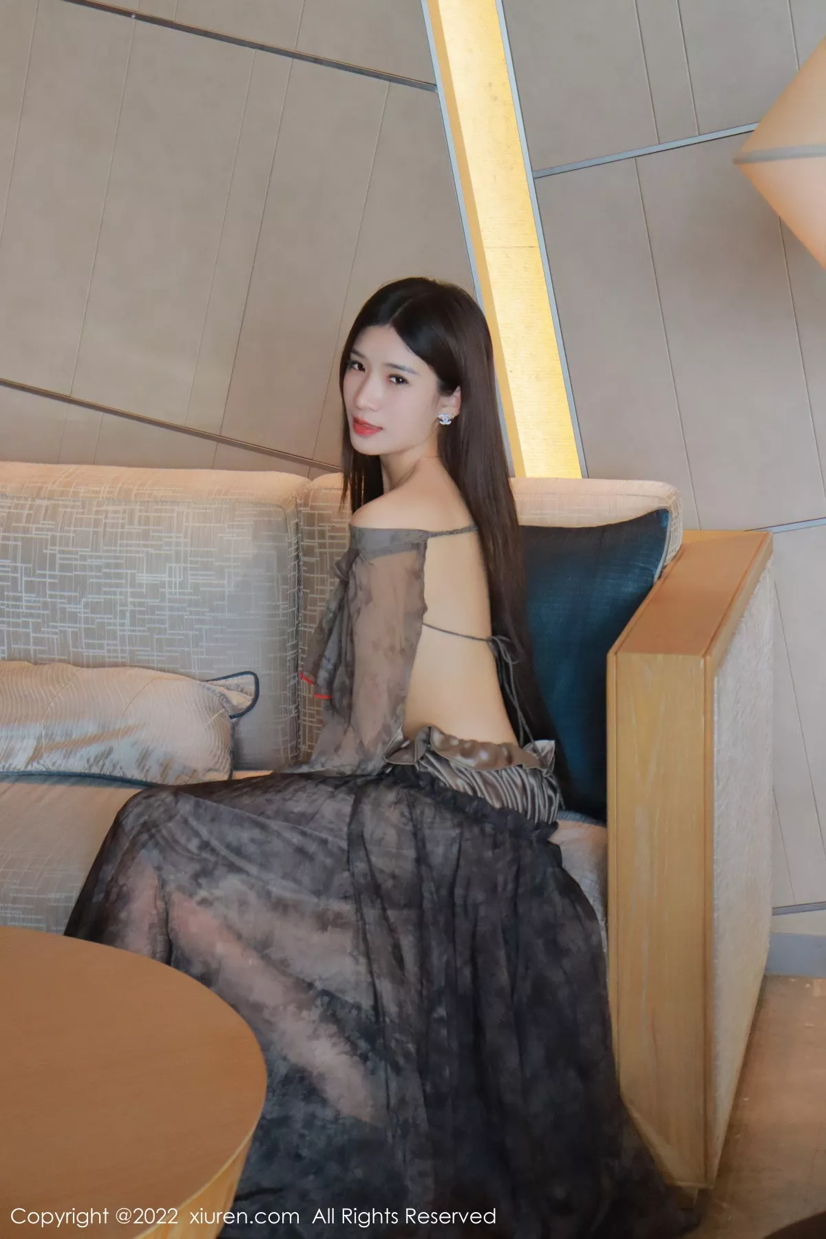 秀人集.com_[XiuRen秀人网]No.5857_模特hebe韩心雨暗灰色上衣配性感长裙露丁字裤秀翘臀诱惑写真50P