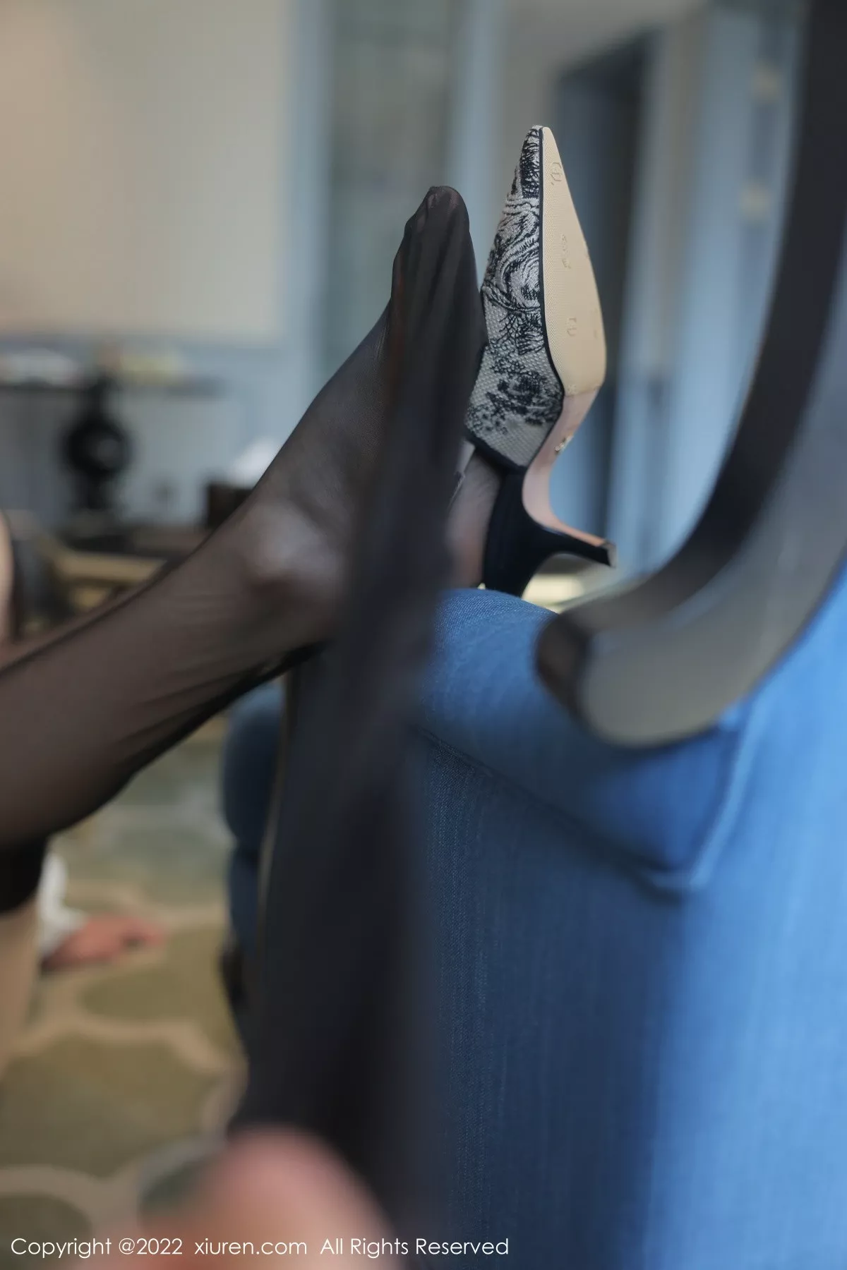 秀人集.com_[XiuRen秀人网]No.5861_模特77qiqi白色轻透衣配黑短裙露粉红蕾丝内衣超薄黑丝诱惑写真79P