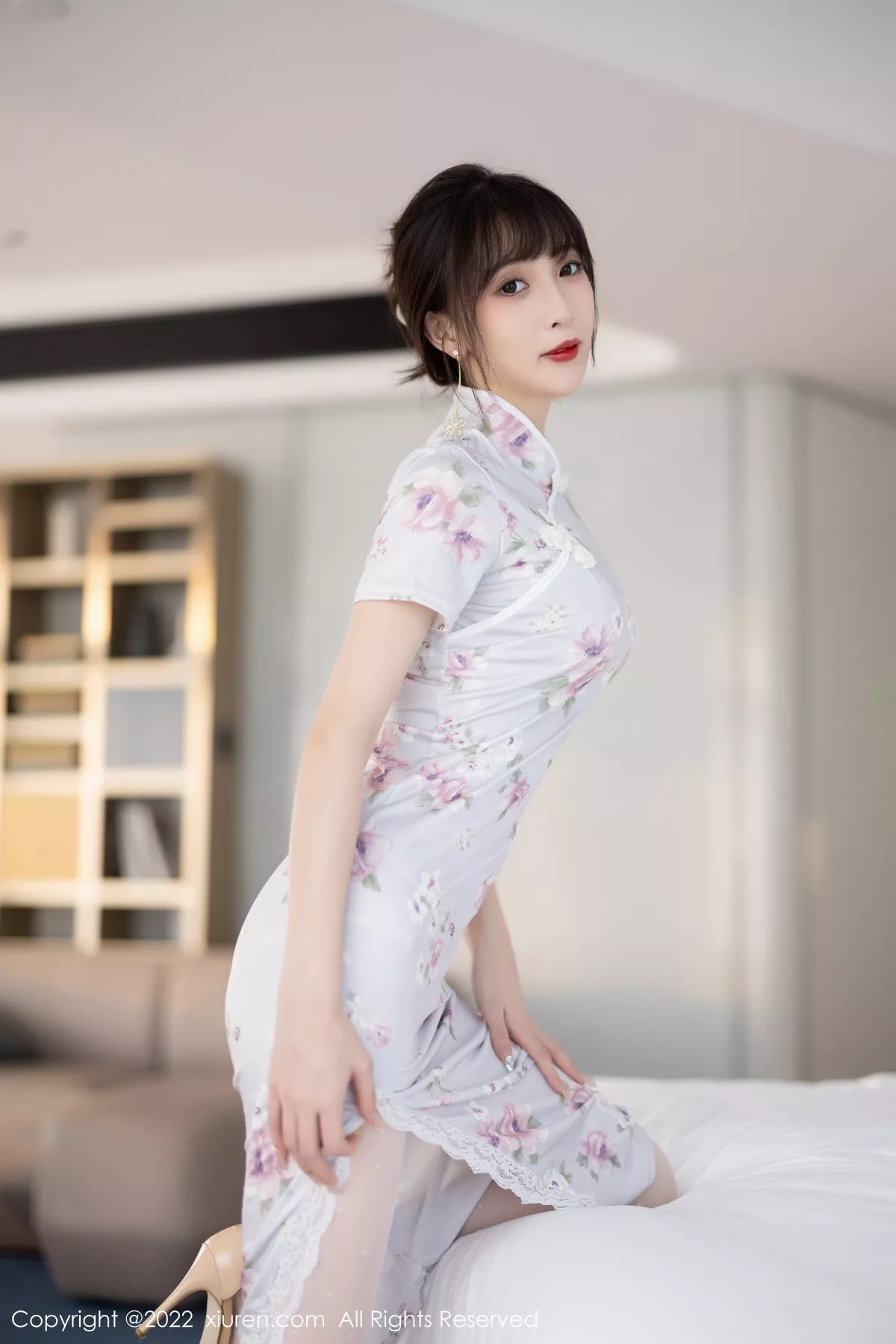 秀人集.com_[XiuRen秀人网]No.5757_模特林星阑白色图案旗袍露浅色蕾丝内衣配白丝袜甜美迷人写真90P