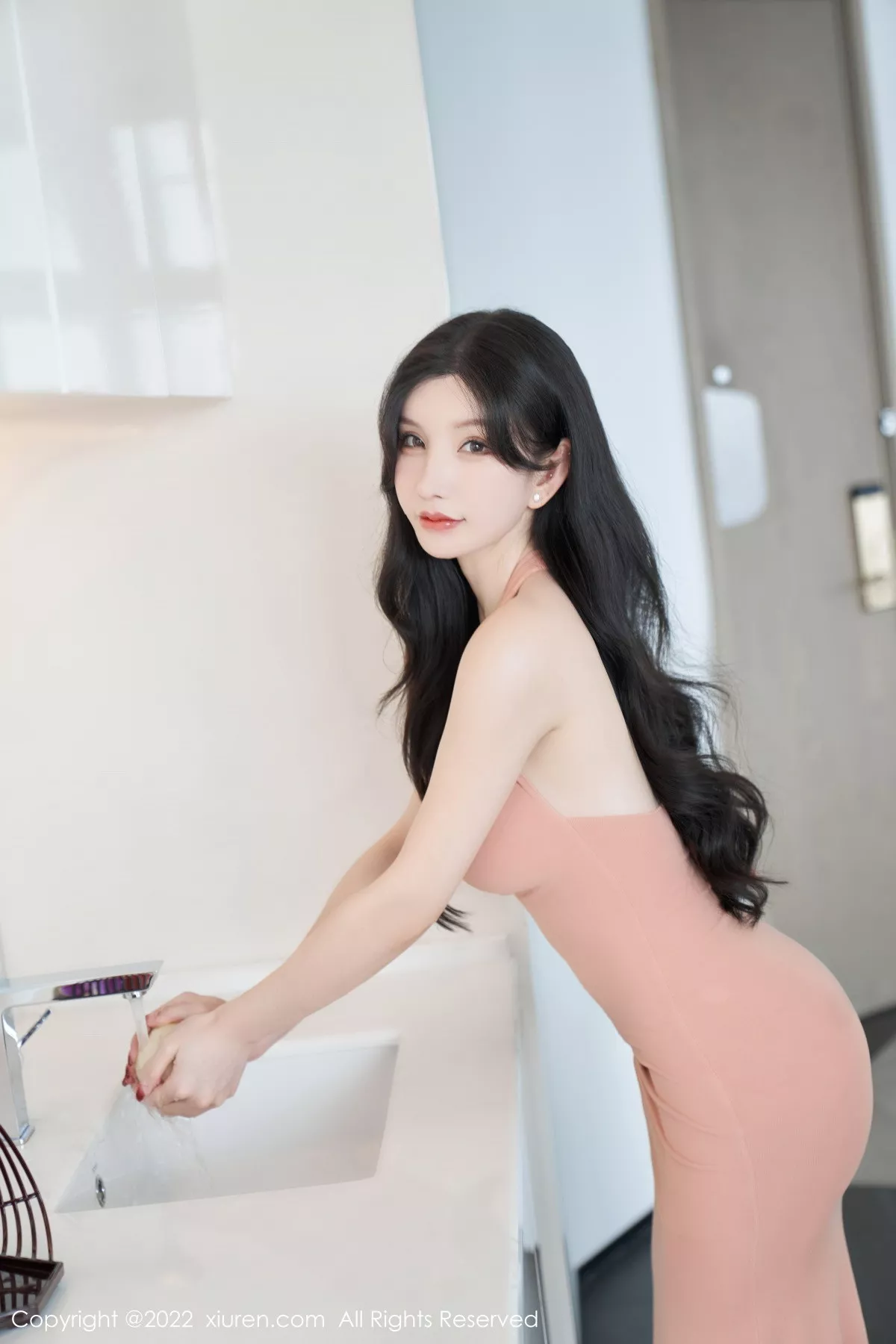 秀人集.com_[XiuRen秀人网]No.5881_女神周于希Sally心愿旅拍性感粉色长裙+白色薄纱惹火诱惑写真80P