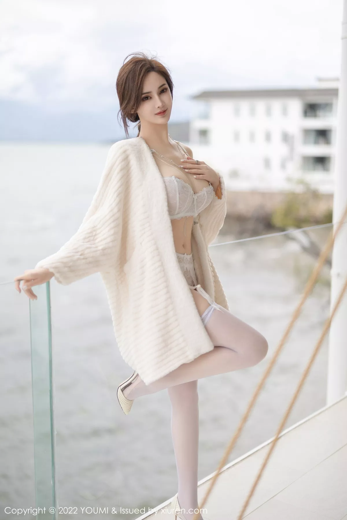 秀人集.com_[YouMi尤蜜荟]Vol.866_女神奶瓶土肥圆户外脱米色外衣露白色蕾丝内衣秀豪乳诱惑写真82P