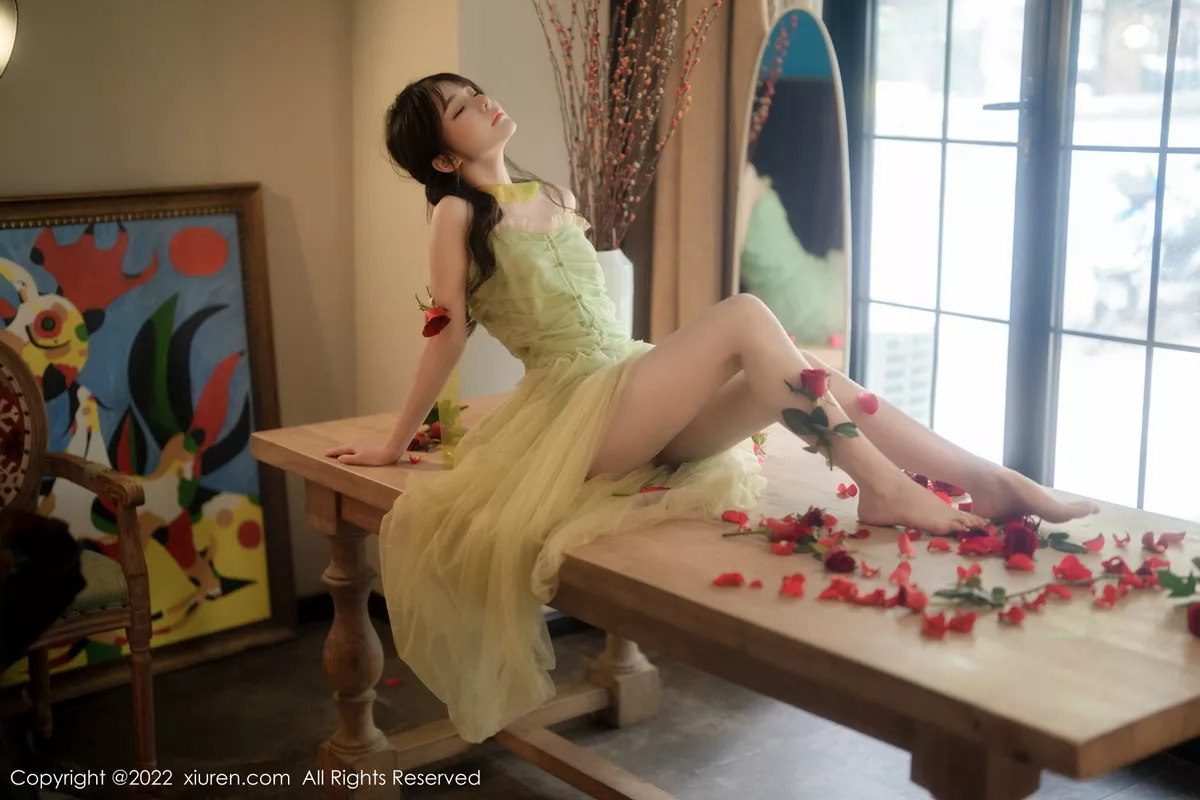 秀人集.com_[XiuRen秀人网]No.5875_模特婠婠么私房性感淡绿色连衣裙秀曼妙身姿白嫩美腿诱惑写真85P