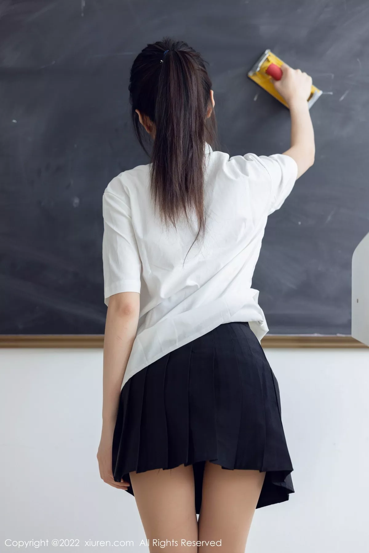秀人集.com_[XiuRen秀人网]No.5762_模特媛媛酱belle教室场景性感白T配黑色短裙露蕾丝内衣诱惑写真71P