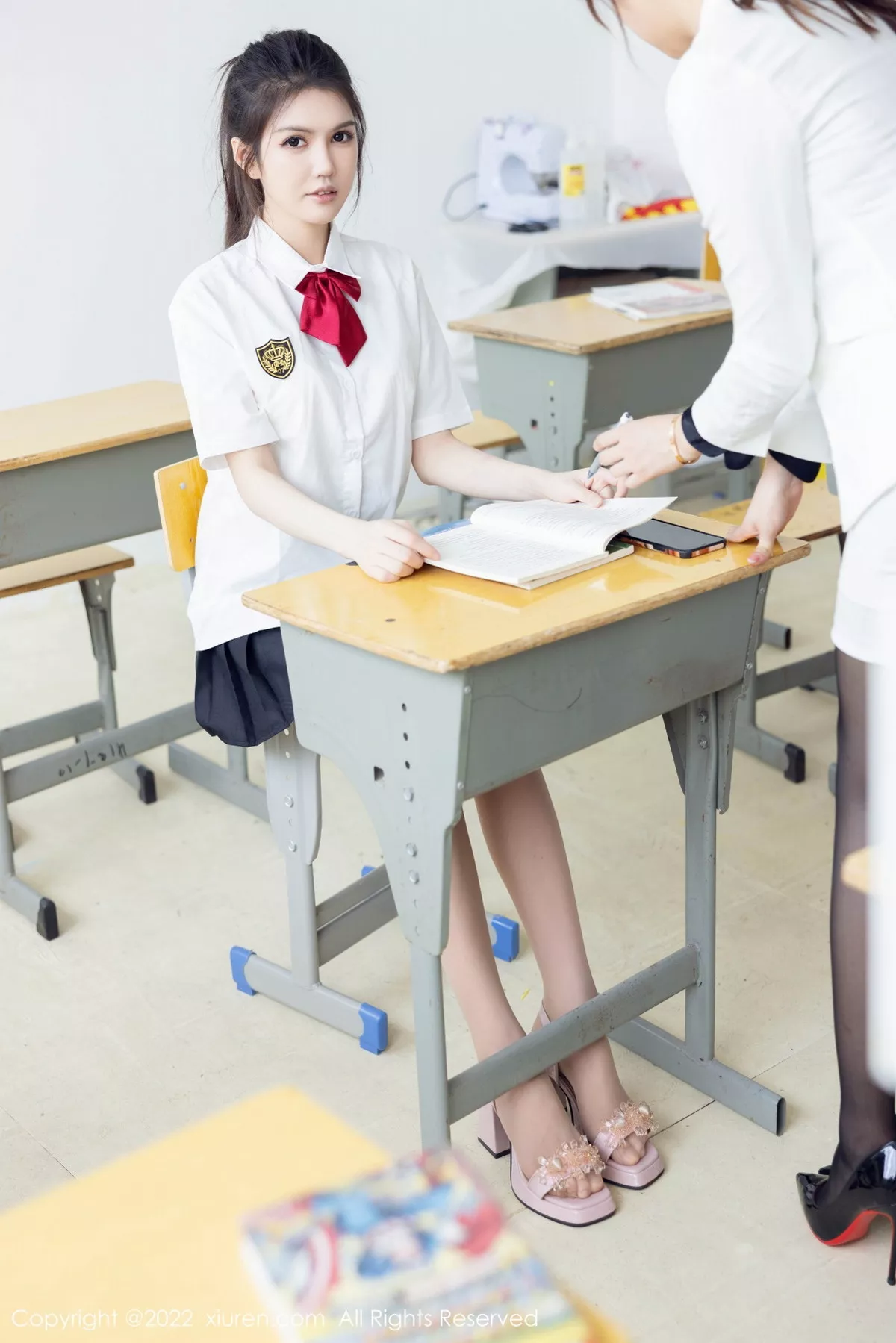 秀人集.com_[XiuRen秀人网]No.5762_模特媛媛酱belle教室场景性感白T配黑色短裙露蕾丝内衣诱惑写真71P