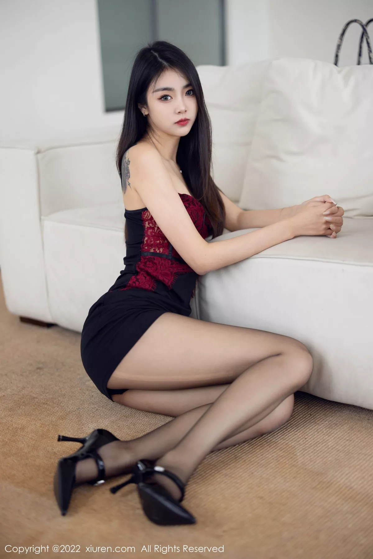 秀人集.com_[XiuRen秀人网]No.5769_模特可乐Vicky性感暗红色吊带上衣配黑短裙露超薄黑丝诱惑写真63P