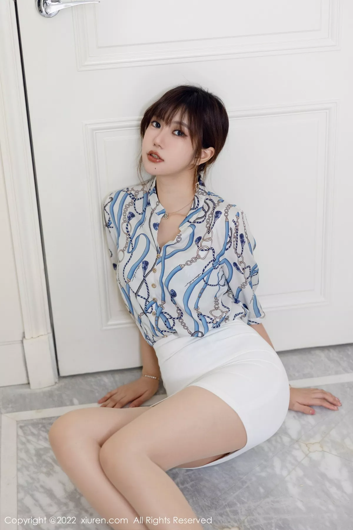 秀人集.com_[XiuRen秀人网]No.5775_女神绮里嘉ula性感图案T恤配白色短裙露原色丝袜撩人诱惑写真102P