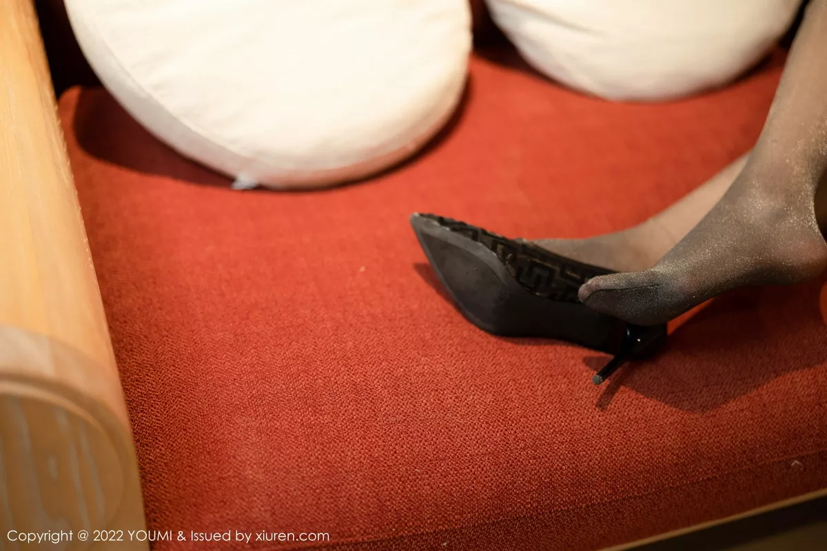 秀人集.com_[YouMi尤蜜荟]Vol.873_女神奶瓶土肥圆灰色吊带裙配超薄黑丝低胸秀傲人豪乳诱惑写真80P