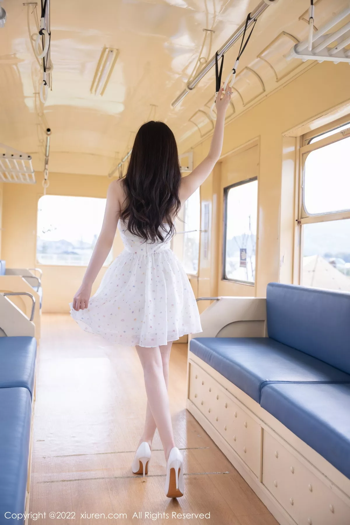 秀人集.com_[XiuRen秀人网]No.5947_模特鱼子酱Fish电车场景脱露肩连衣裙露白色蕾丝内衣诱惑写真80P