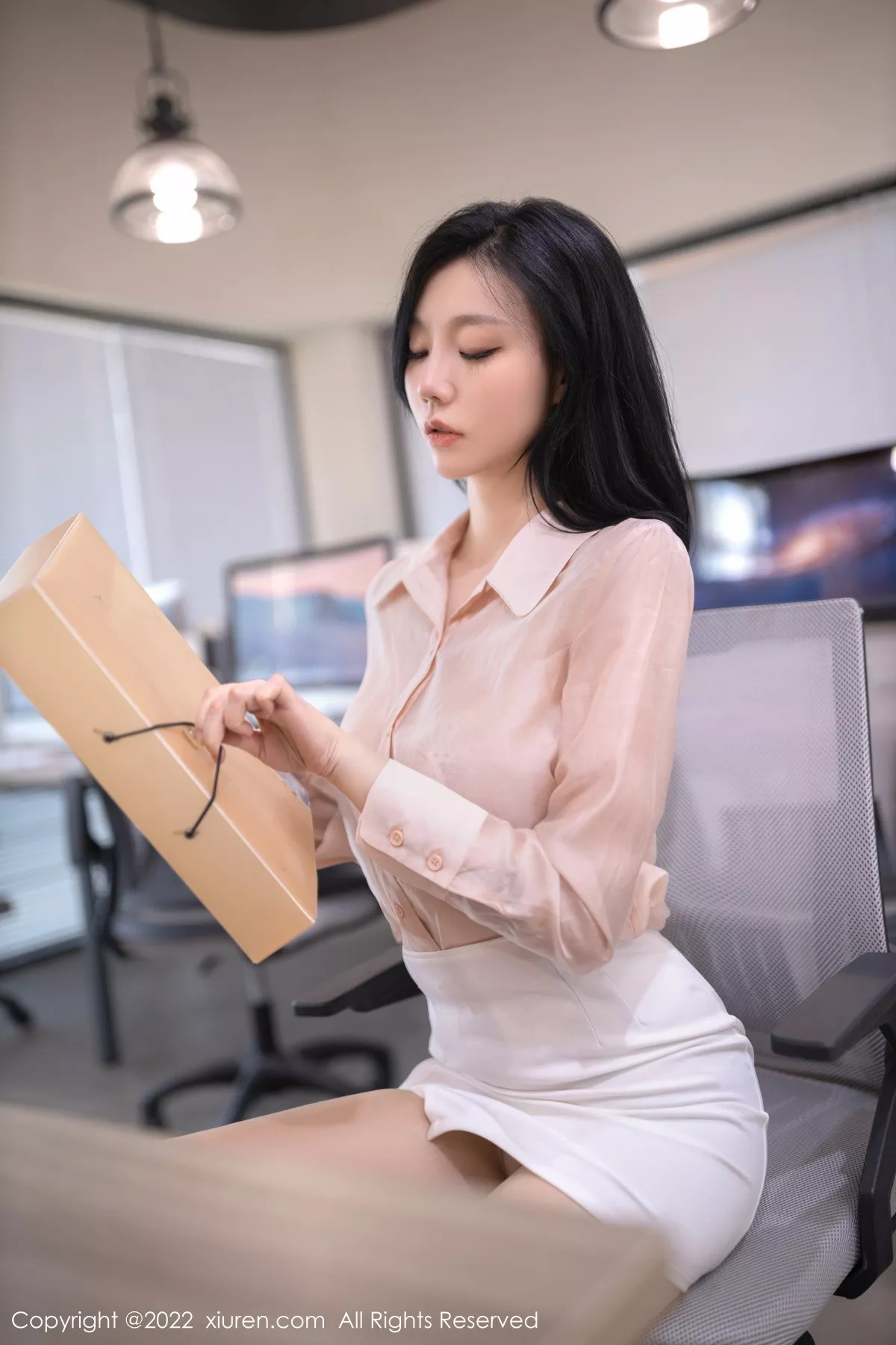 秀人集.com_[XiuRen秀人网]No.5960_模特安然anran浅色上衣配白色短裙露蕾丝内衣原色丝袜诱惑写真82P