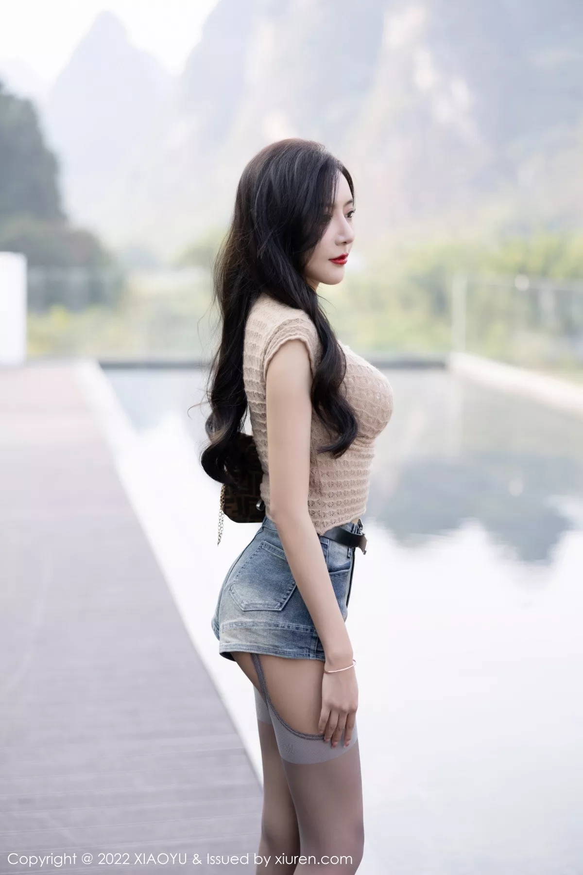 秀人集.com_[XiaoYu画语界]Vol.919_女神王馨瑶yanni浅色衣配牛仔短裤半脱露蕾丝内衣撩人诱惑写真87P