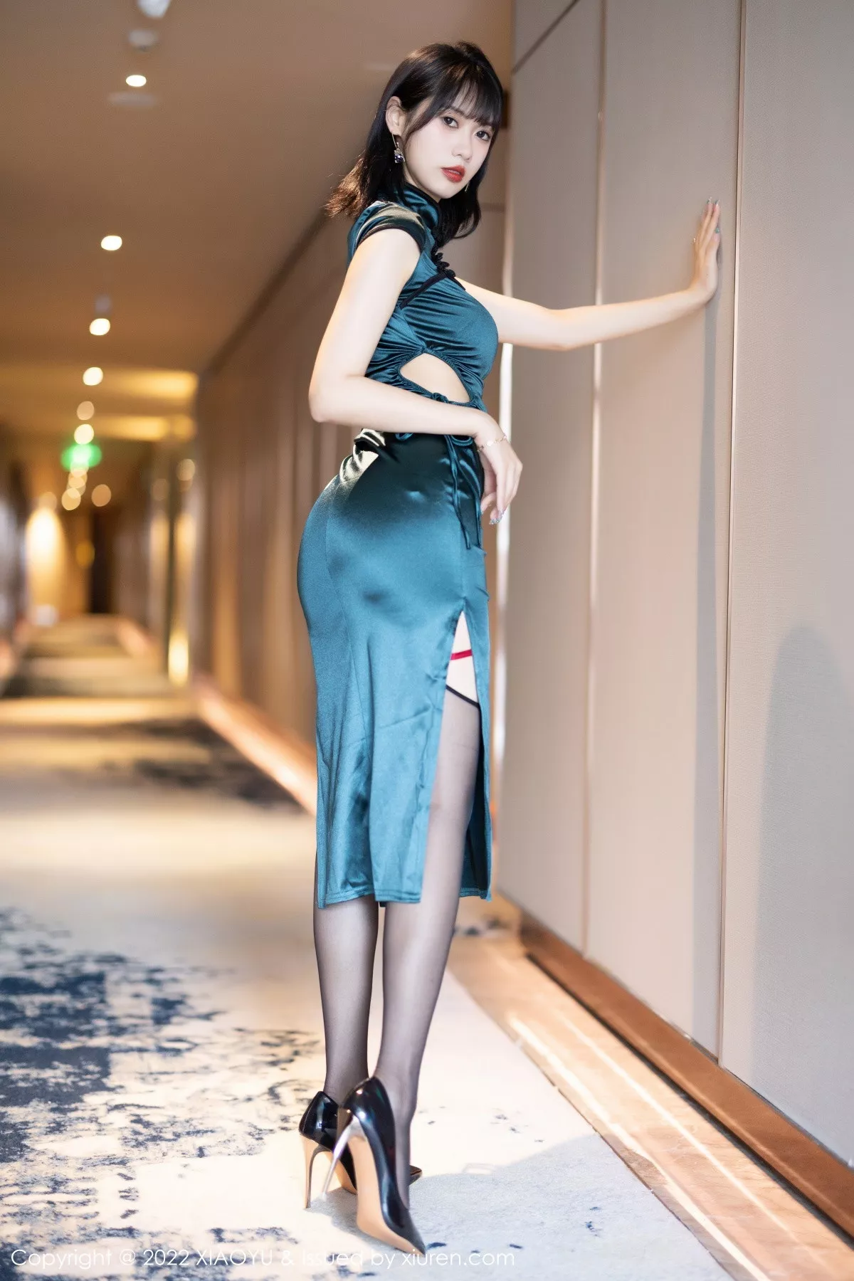 秀人集.com_[XiaoYu画语界]Vol.920_模特林子遥私房性感深色旗袍配黑丝吊袜秀曼妙身姿迷人诱惑写真73P