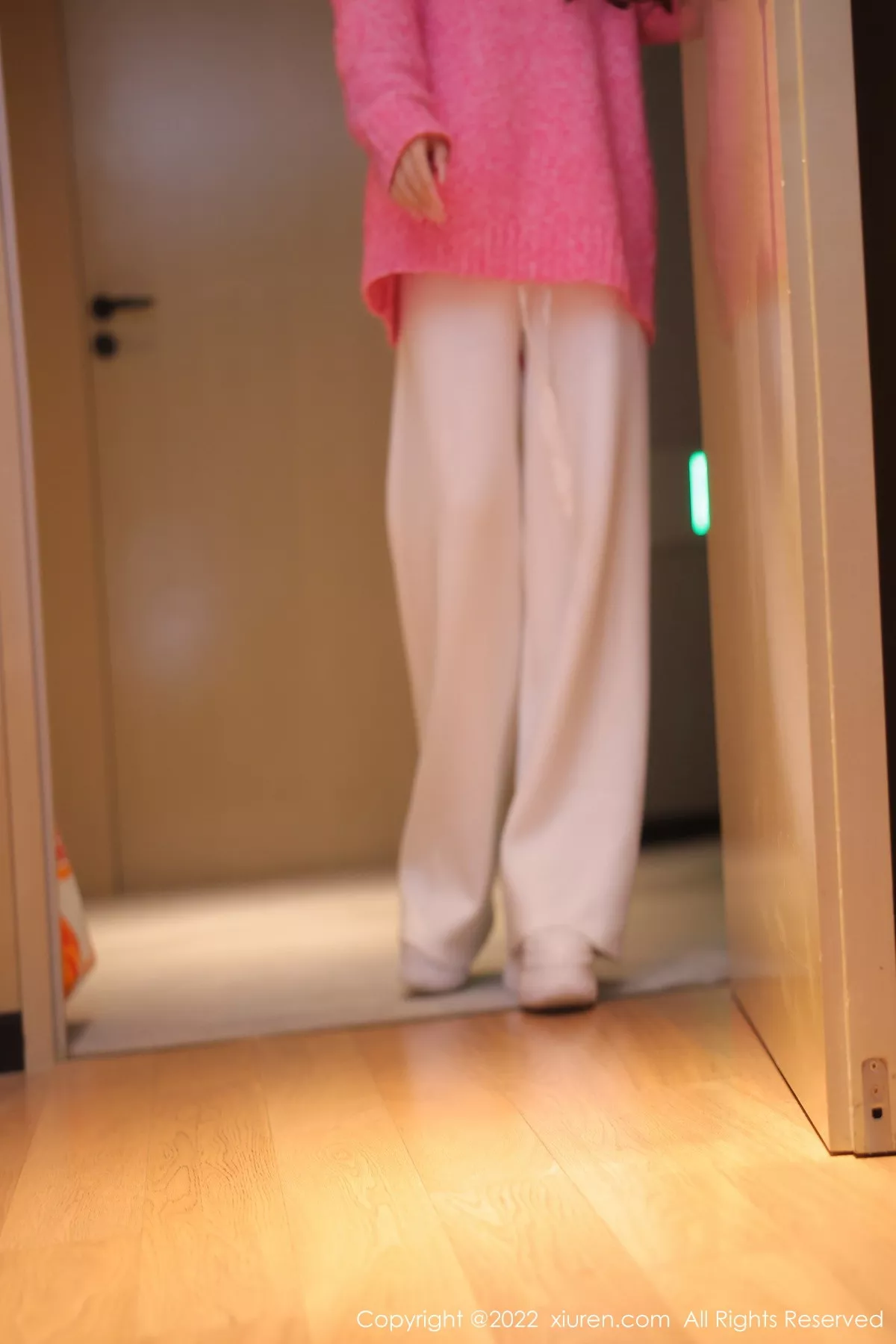 秀人集.com_[XiuRen秀人网]No.5975_模特美羊羊玫红色毛线上衣配白色长裤半脱秀曼妙身姿诱惑写真69P