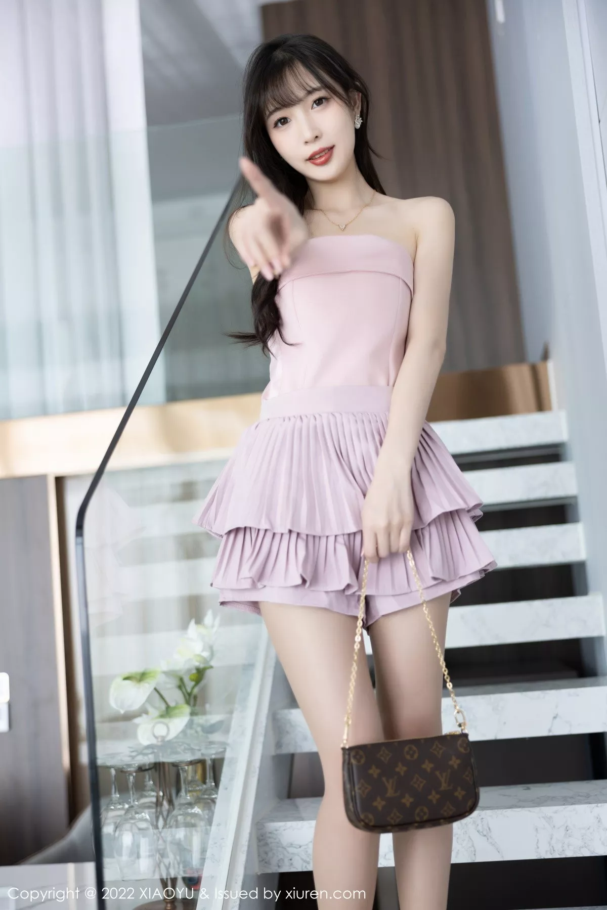 秀人集.com_[XiaoYu画语界]Vol.923_模特林星阑性感粉色露肩上衣配灰短裙露蕾丝内衣迷人诱惑写真83P