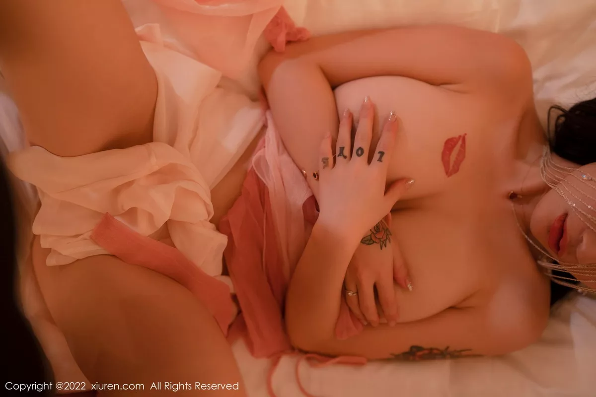 秀人集.com_[XiuRen秀人网]No.5994_模特美七Mia西双版纳旅拍性感粉色布兜秀惹火身材极致诱惑写真66P