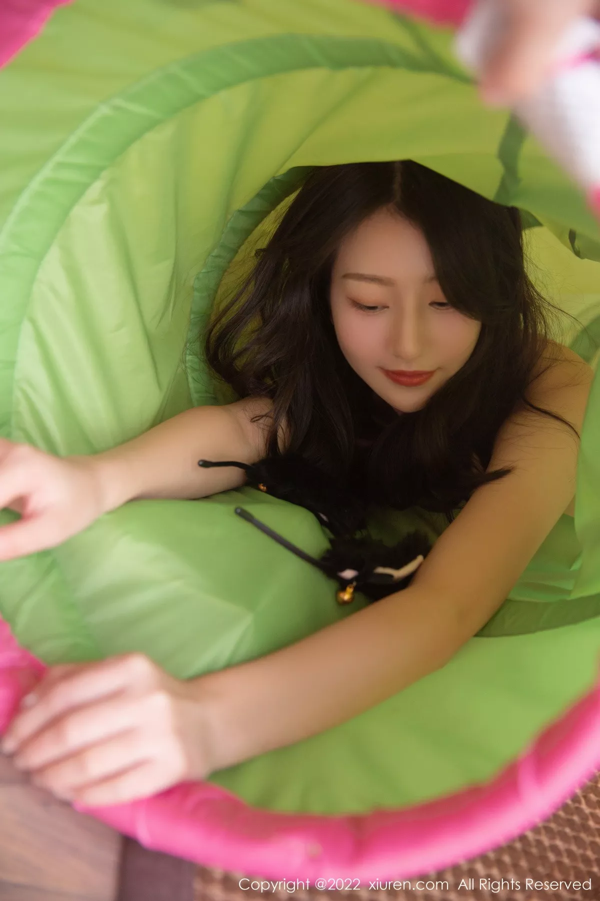 秀人集.com_[XiuRen秀人网]No.6002_模特熊小诺北京旅拍私房性感暖色轻透上衣配原色丝袜迷人写真75P