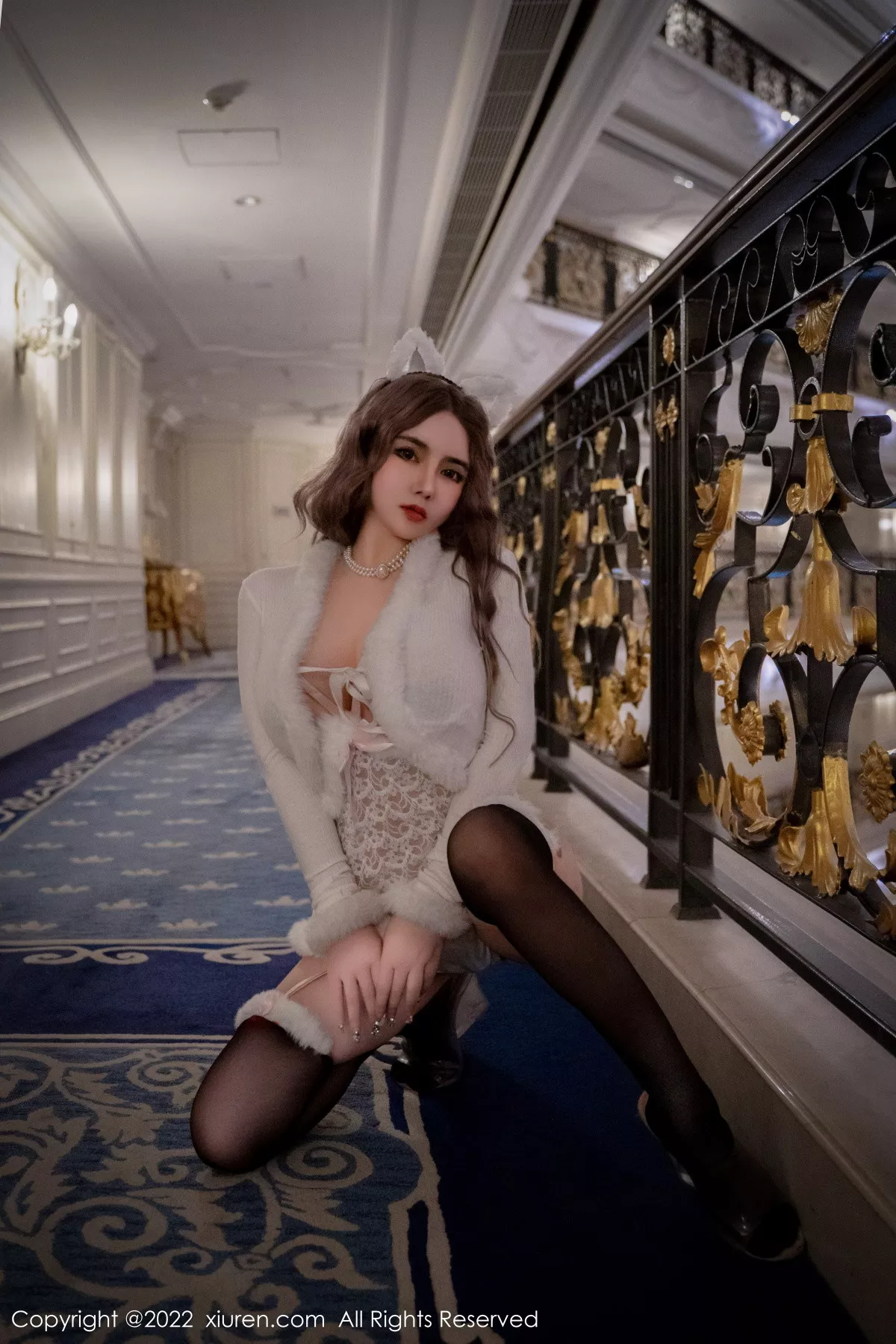 秀人集.com_[XiuRen秀人网]No.6001_模特温心怡性感白色毛绒上衣配黑丝袜秀翘臀美腿惹火诱惑写真60P