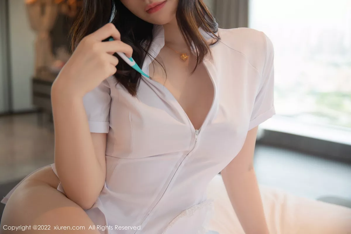 秀人集.com_[XiuRen秀人网]No.6020_模特是小逗逗性感白色护士服饰配原色丝袜秀曼妙身姿迷人写真82P