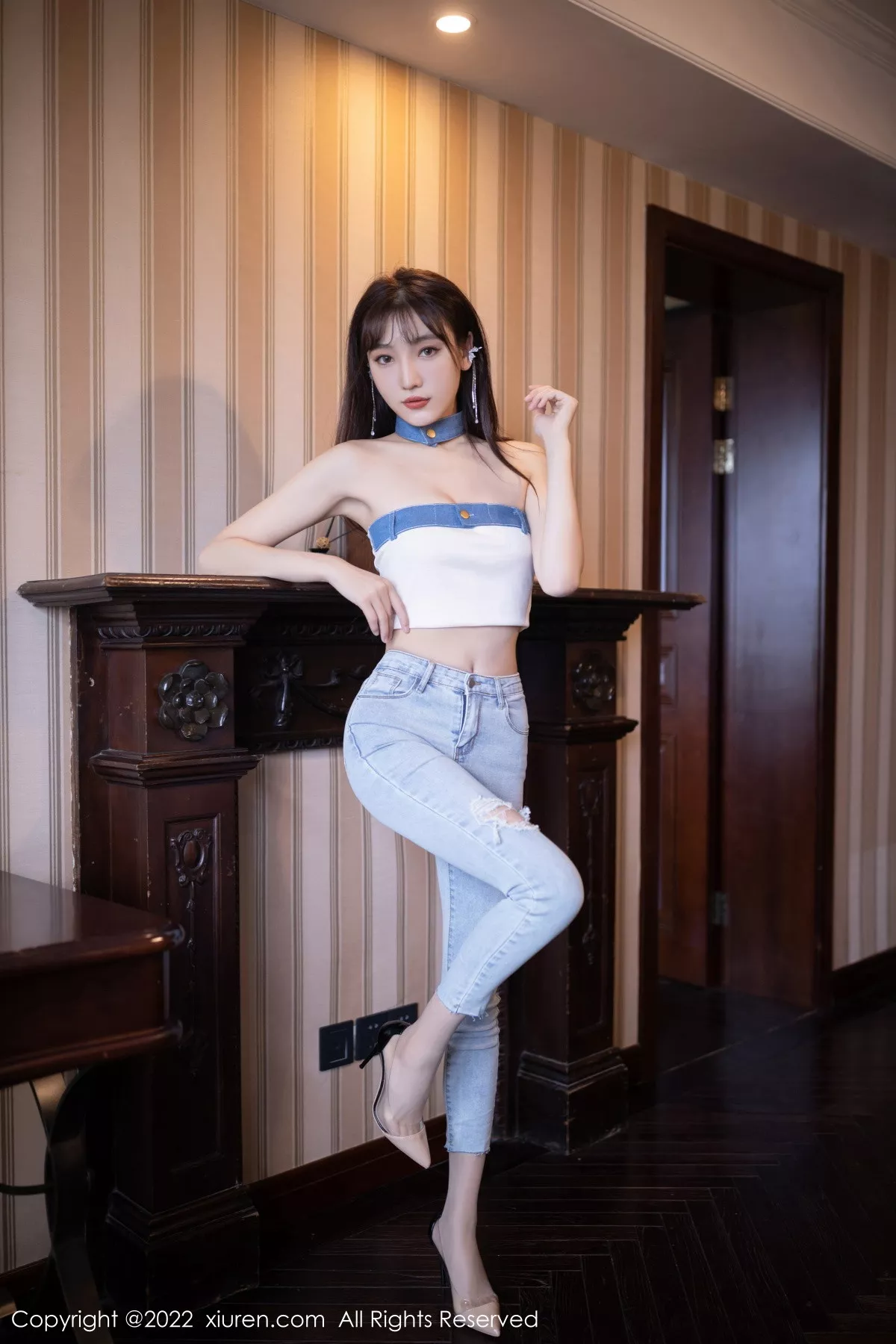 秀人集.com_[XiuRen秀人网]No.5908_模特陆萱萱北京旅拍半脱牛仔裤露超薄无内肉丝秀翘臀诱惑写真77P