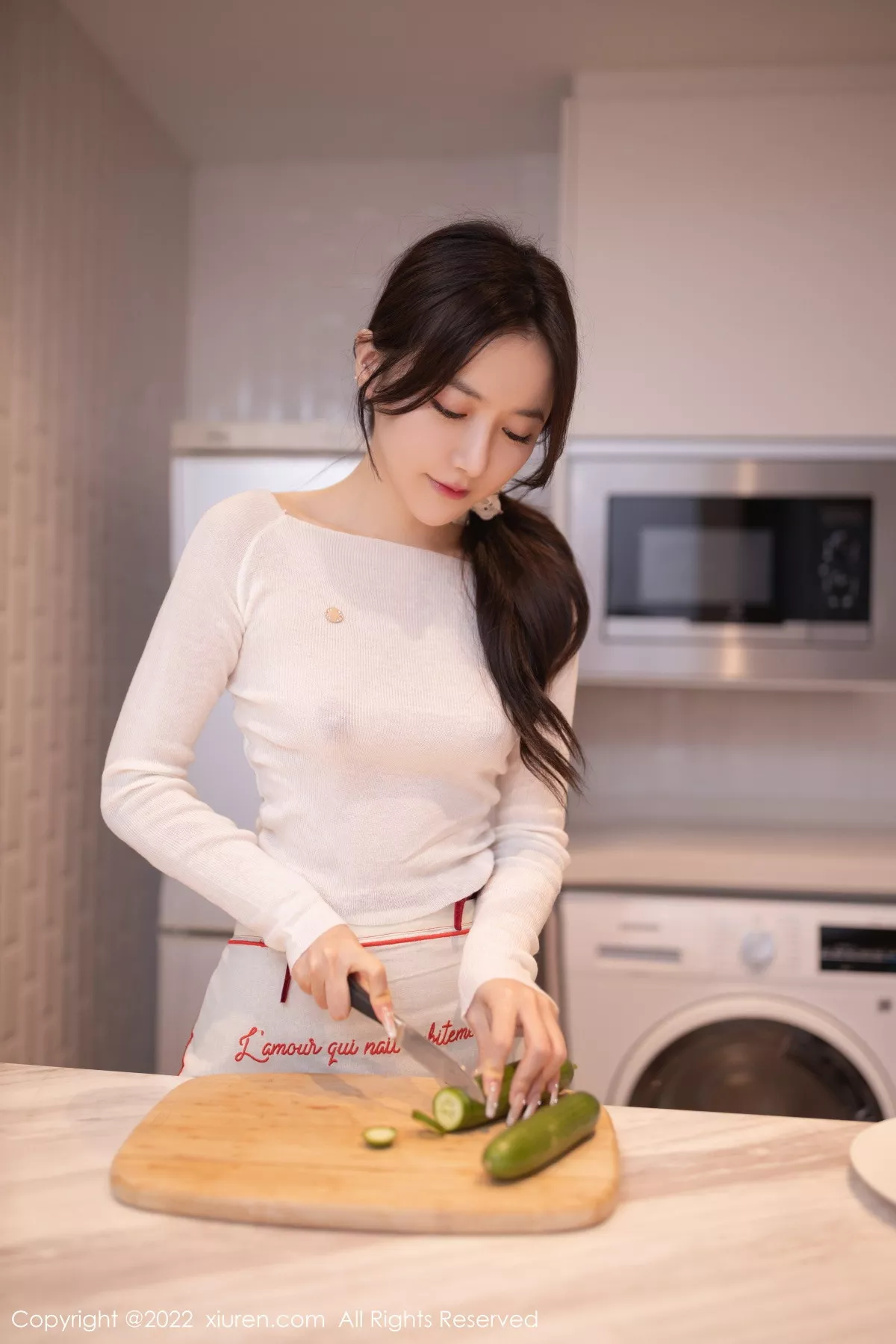 秀人集.com_[XiuRen秀人网]No.5913_模特鱼子酱Fish白色轻透上衣配性感红短裙露蕾丝内衣诱惑写真80P