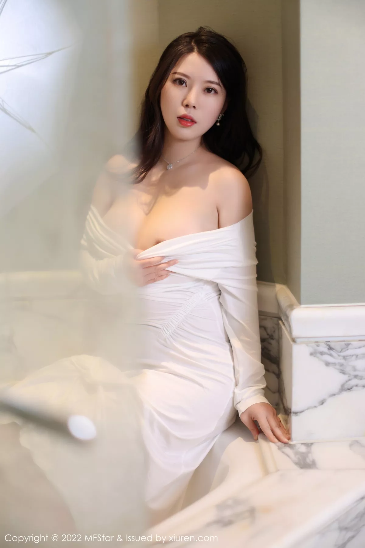 秀人集.com_[MFStar模范学院]Vol.576_模特白茹雪浴室场景白色露肩连衣长裙半脱秀雪嫩肌肤诱惑写真51P