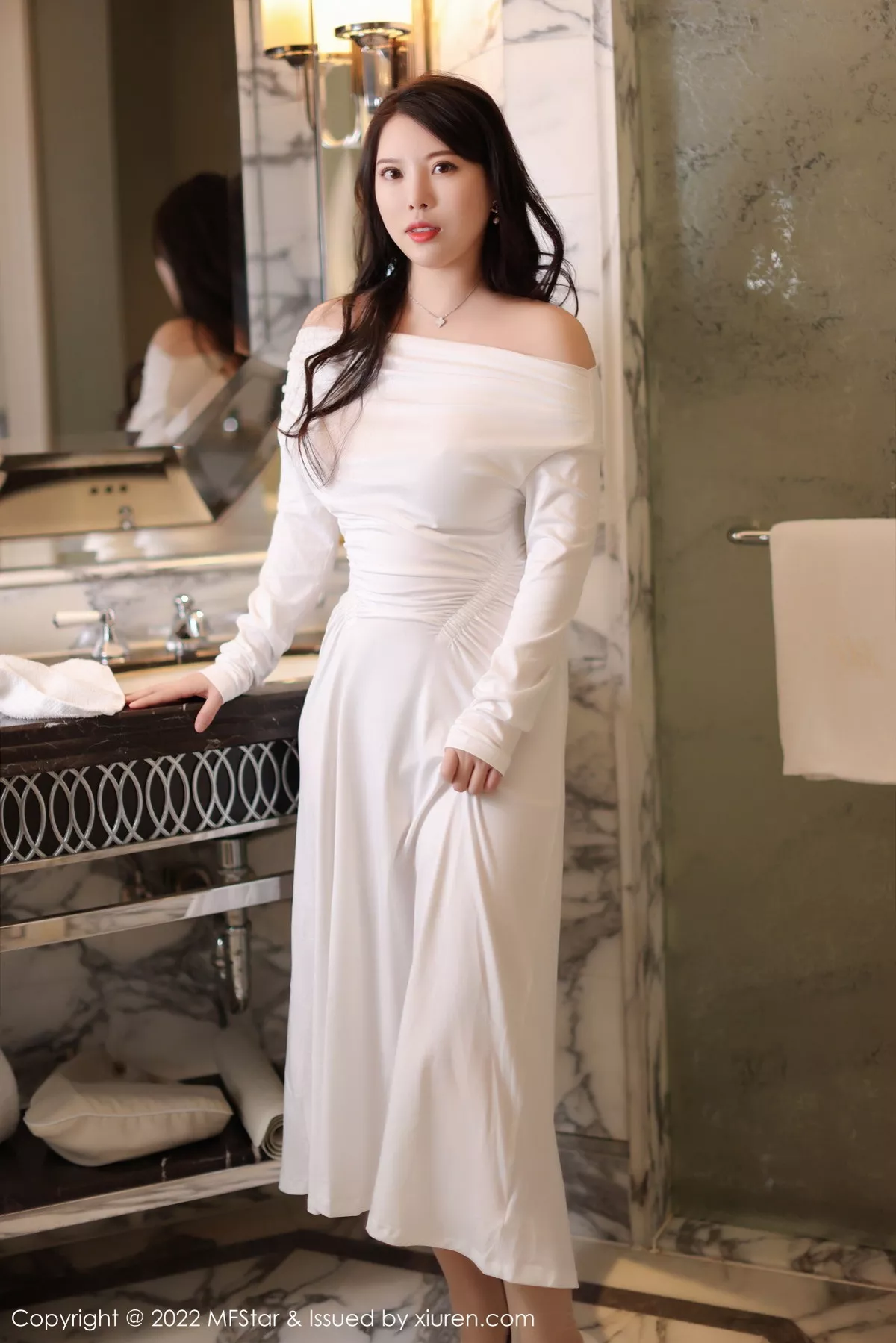 秀人集.com_[MFStar模范学院]Vol.576_模特白茹雪浴室场景白色露肩连衣长裙半脱秀雪嫩肌肤诱惑写真51P