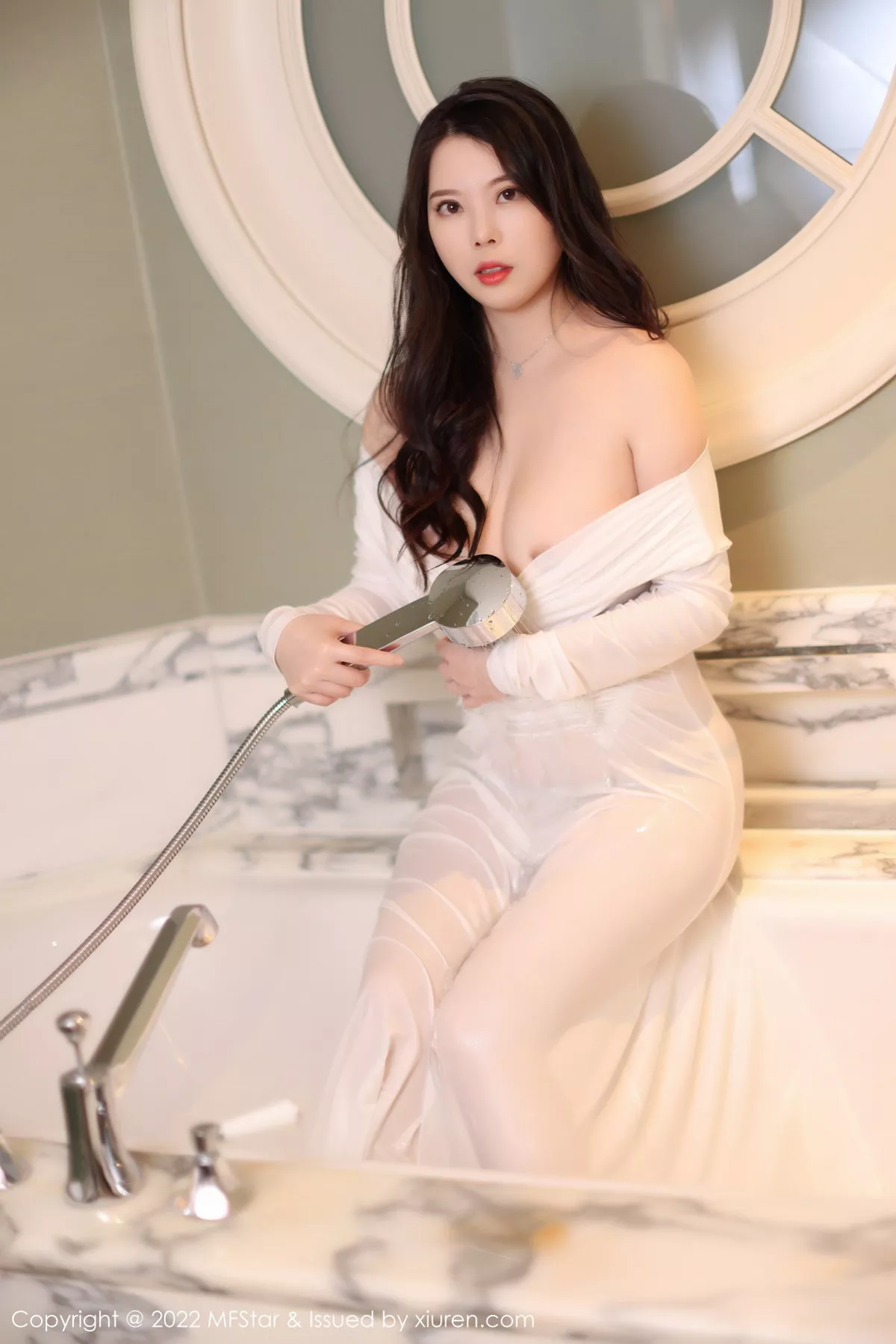 秀人集.com_[MFStar模范学院]Vol.576_模特白茹雪浴室场景白色露肩连衣长裙半脱秀雪嫩肌肤诱惑写真51P