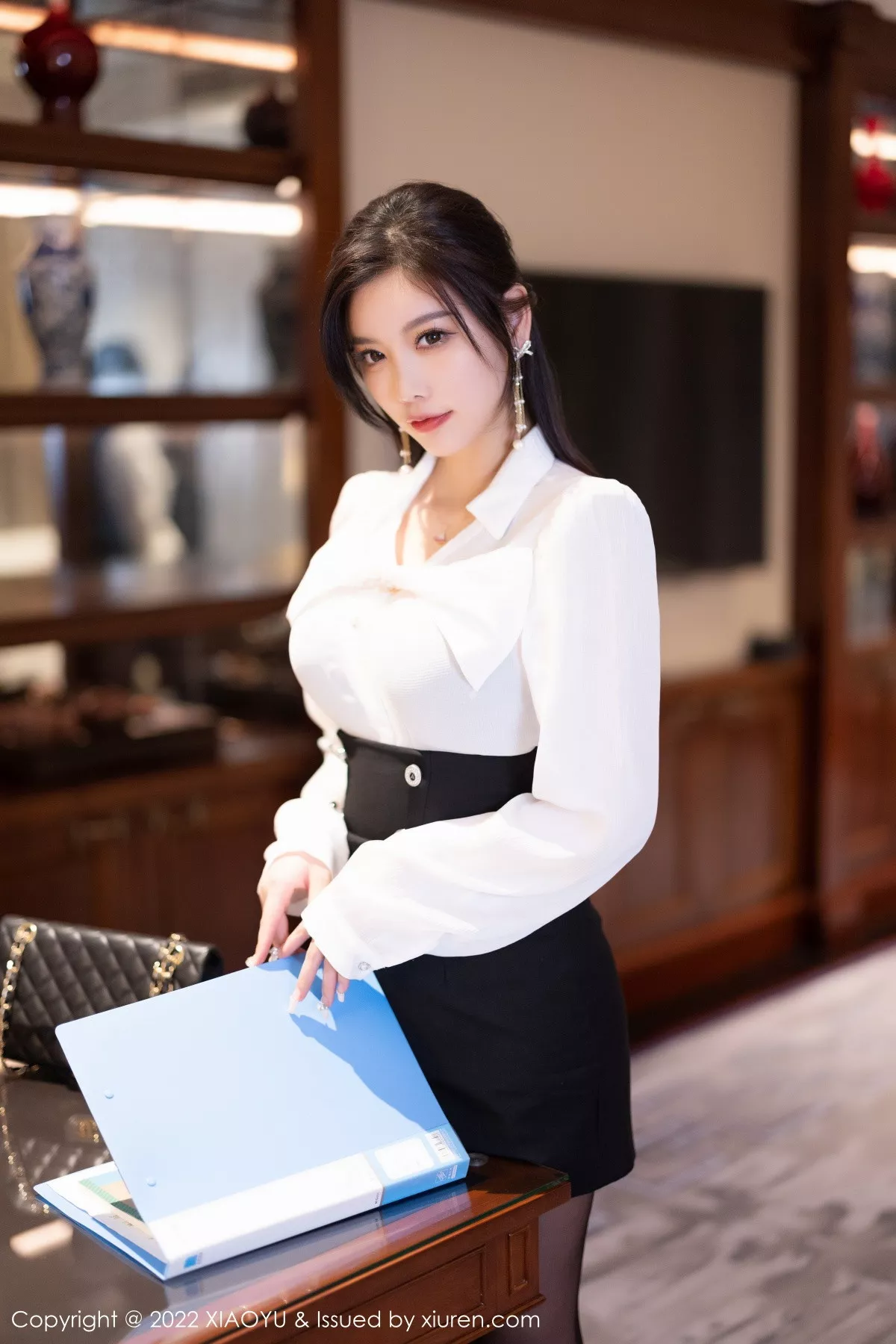 秀人集.com_[XiaoYu画语界]Vol.936_女神杨晨晨Yome性感白T配黑短裙露蓝色内衣超薄黑丝诱惑写真82P