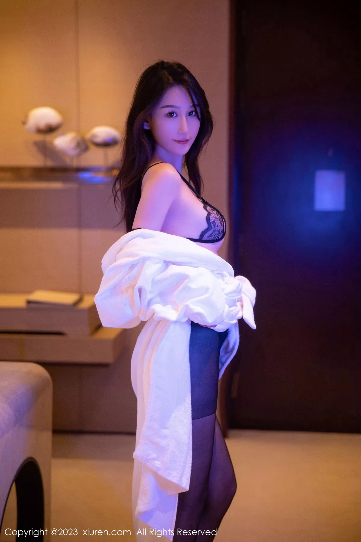 秀人集.com_[XiuRen秀人网]No.6083_模特薇薇酱私房脱白色睡袍露黑色蕾丝内衣秀曼妙身姿诱惑写真84P