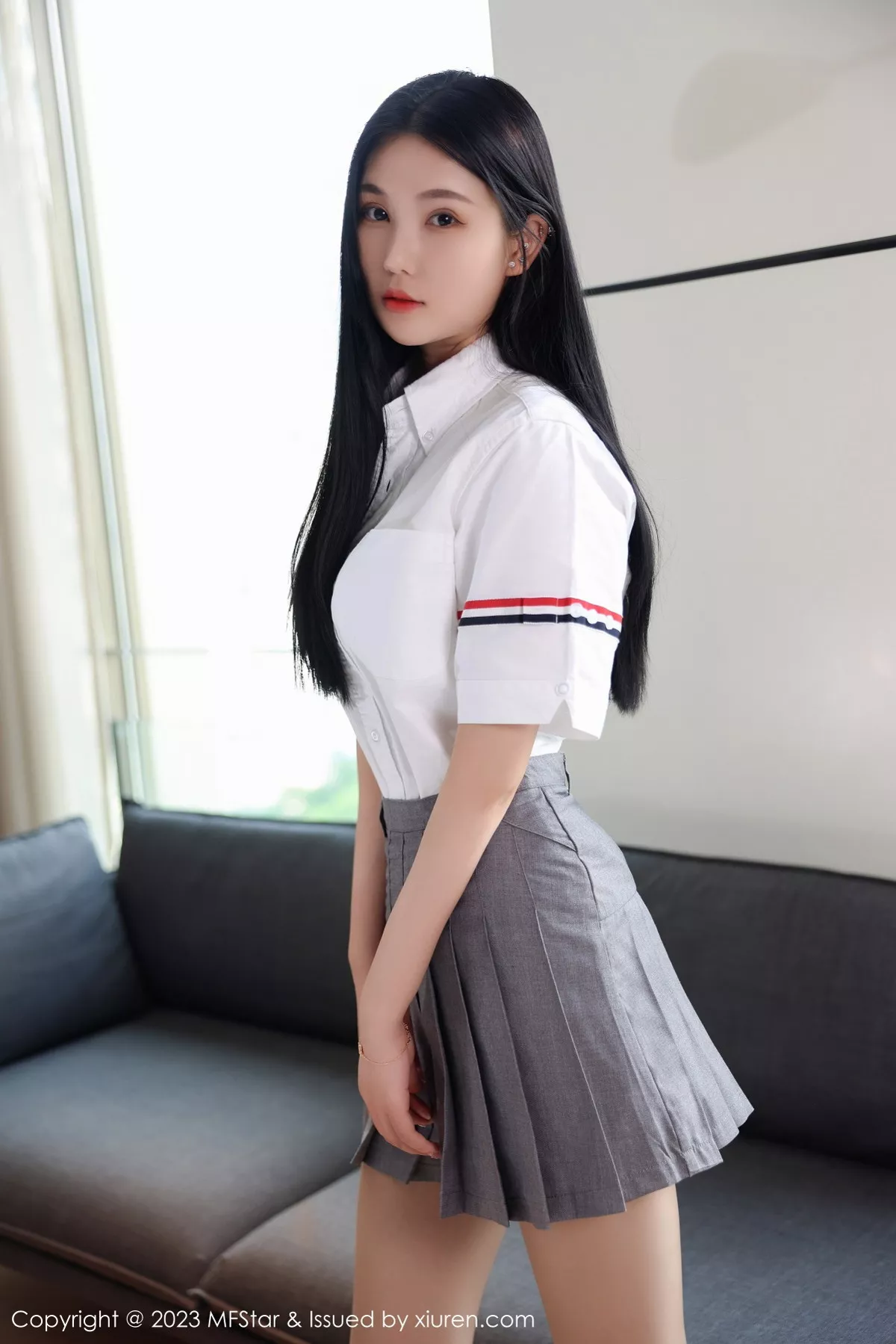 秀人集.com_[MFStar模范学院]Vol.578_模特Ai西西里性感简约白T配灰短裙露白色蕾丝内衣撩人诱惑写真62P