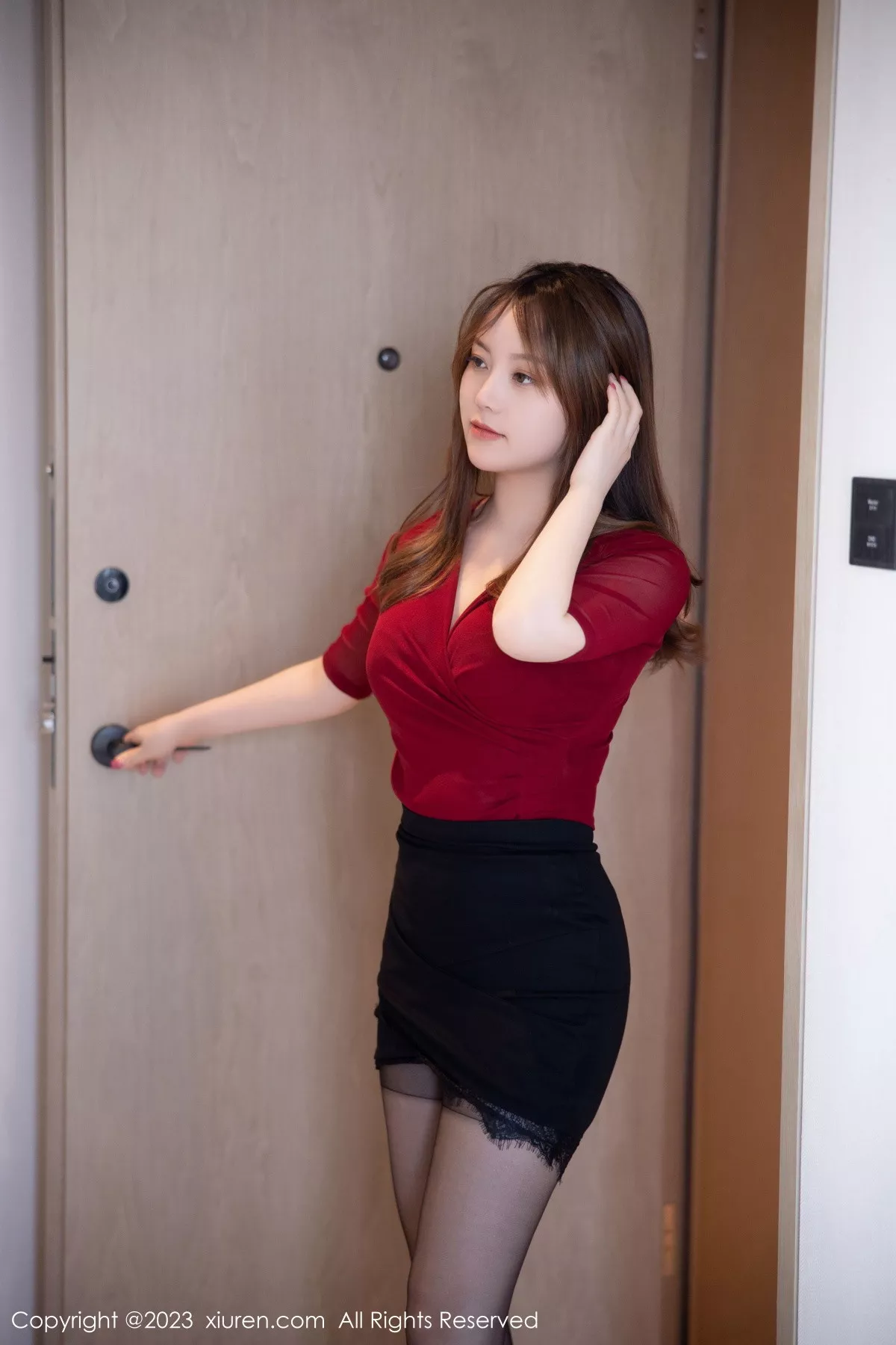 秀人集.com_[XiuRen秀人网]No.6096_模特豆瓣酱性感红色服饰配黑短裙露黑色蕾丝内衣丰满诱惑写真96P