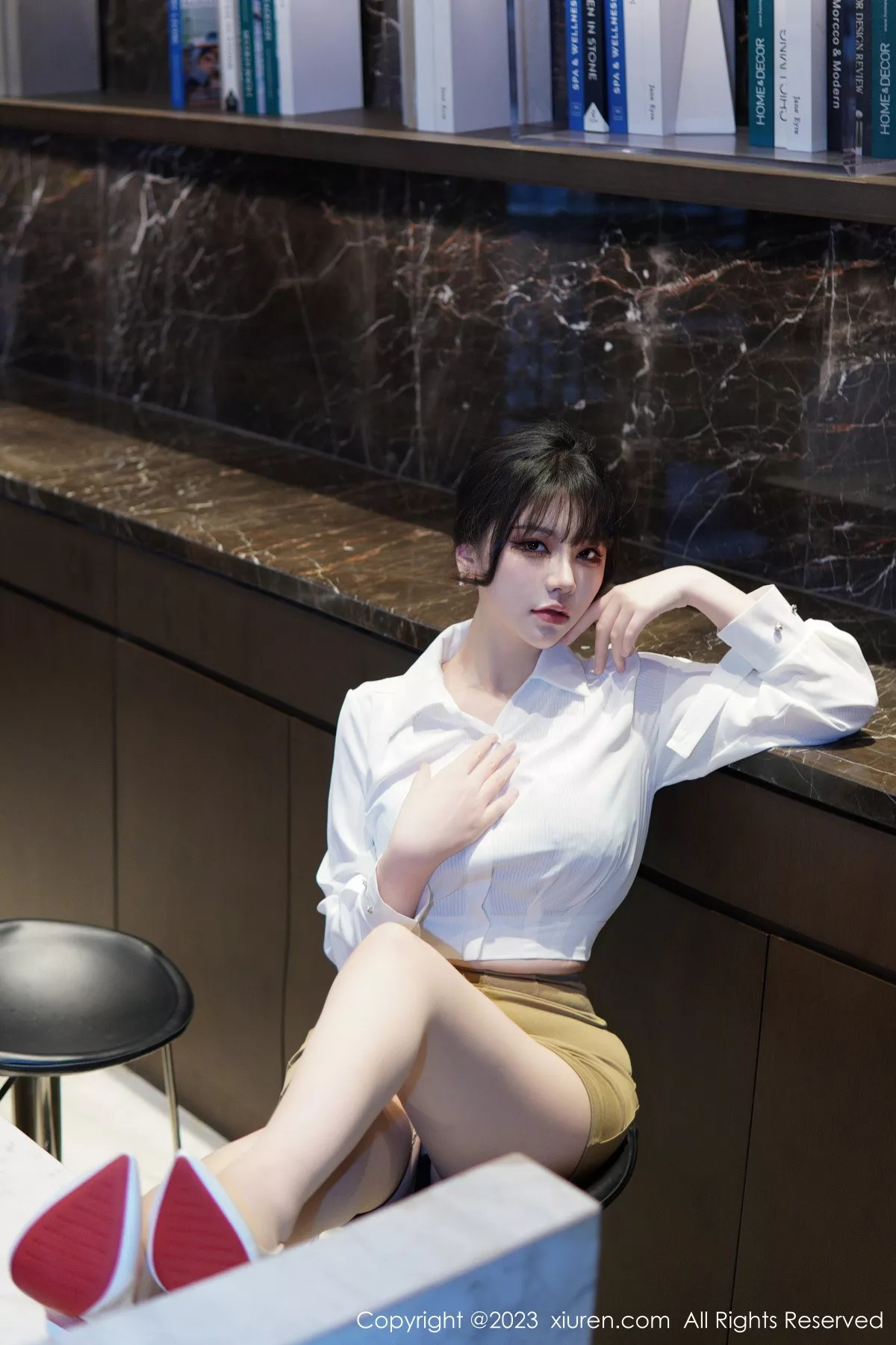 秀人集.com_[XiuRen秀人网]No.6111_模特桃桃子_性感白T配黄色短裙露蕾丝内衣配开档肉丝诱惑写真86P