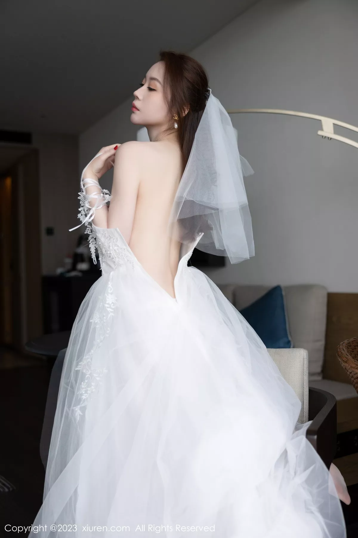 秀人集.com_[XiuRen秀人网]No.6120_模特梦心玥性感白色婚纱服饰配白丝袜秀高挑身姿迷人诱惑写真87P