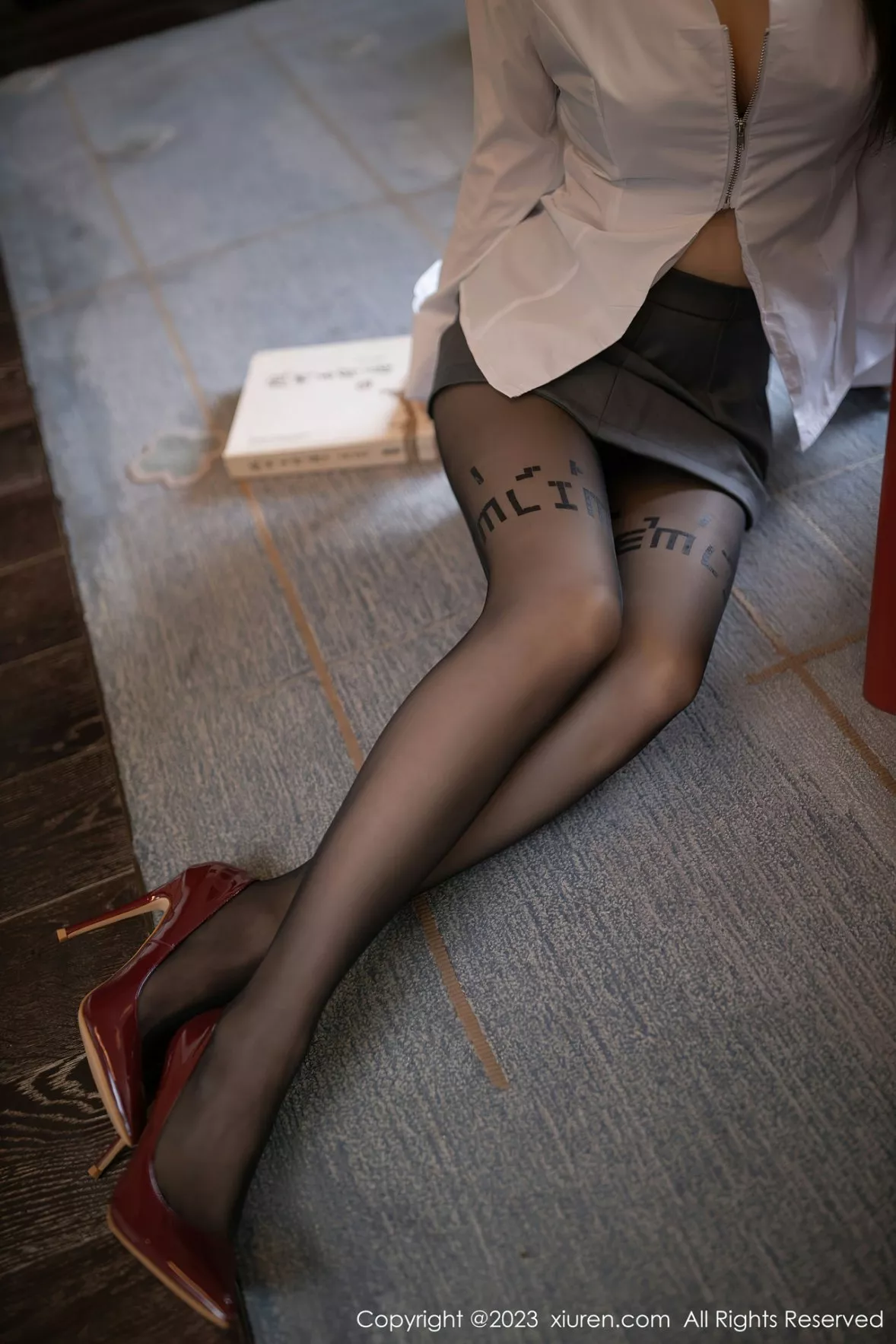 秀人集.com_[XiuRen秀人网]No.6135_模特鱼子酱Fish性感白T配灰色短裙露蕾丝内衣超薄黑丝诱惑写真84P