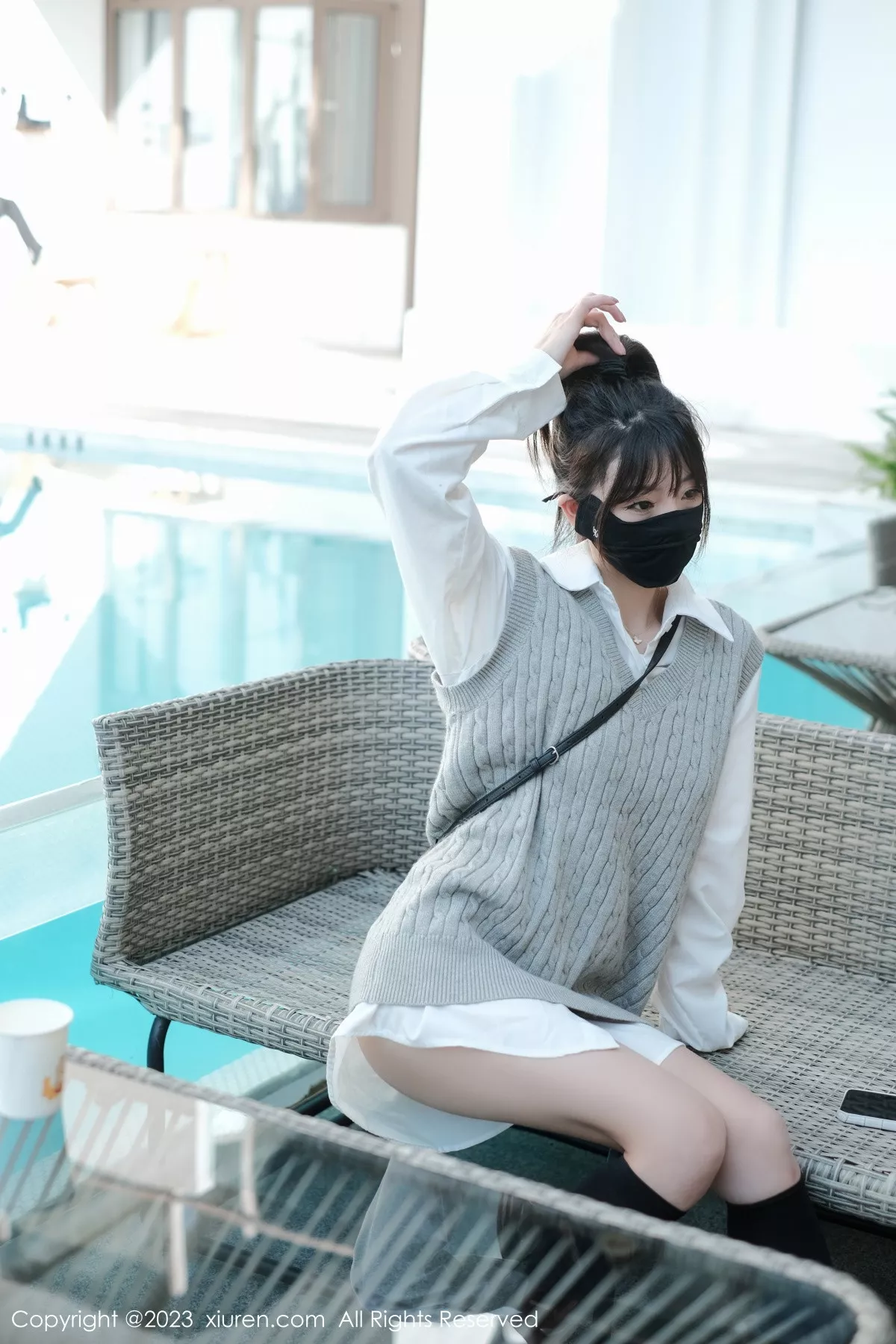 秀人集.com_[XiuRen秀人网]No.6145_模特佘贝拉bella南京旅拍性感白T配灰色短裙秀完美身材迷人写真59P