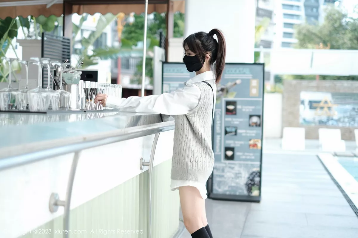 秀人集.com_[XiuRen秀人网]No.6145_模特佘贝拉bella南京旅拍性感白T配灰色短裙秀完美身材迷人写真59P