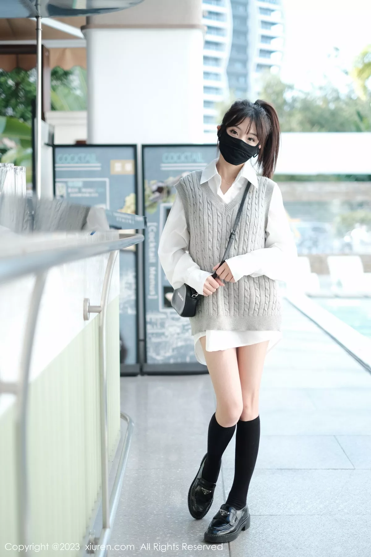 秀人集.com_[XiuRen秀人网]No.6145_模特佘贝拉bella南京旅拍性感白T配灰色短裙秀完美身材迷人写真59P