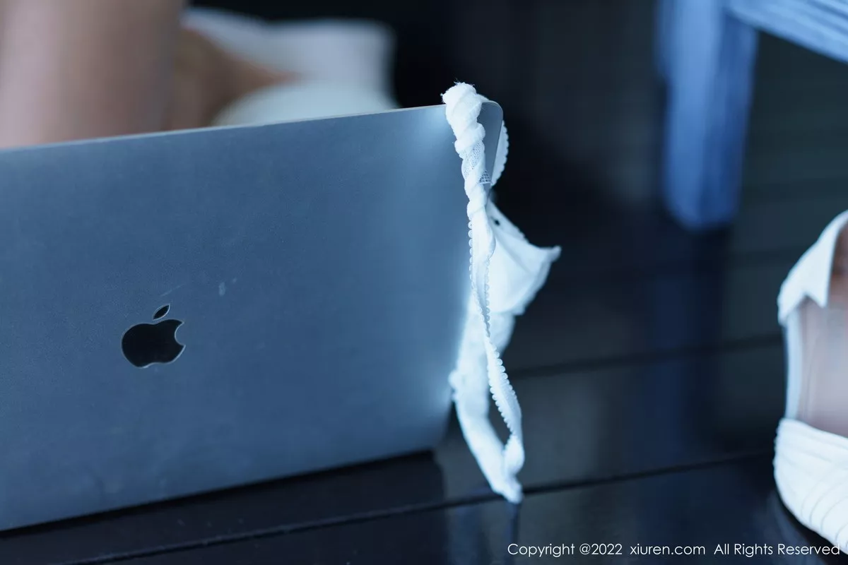 秀人集.com_[XiuRen秀人网]No.6032_模特Laura阿姣性感白色露肩连衣短裙秀曼妙身姿甜美迷人写真92P