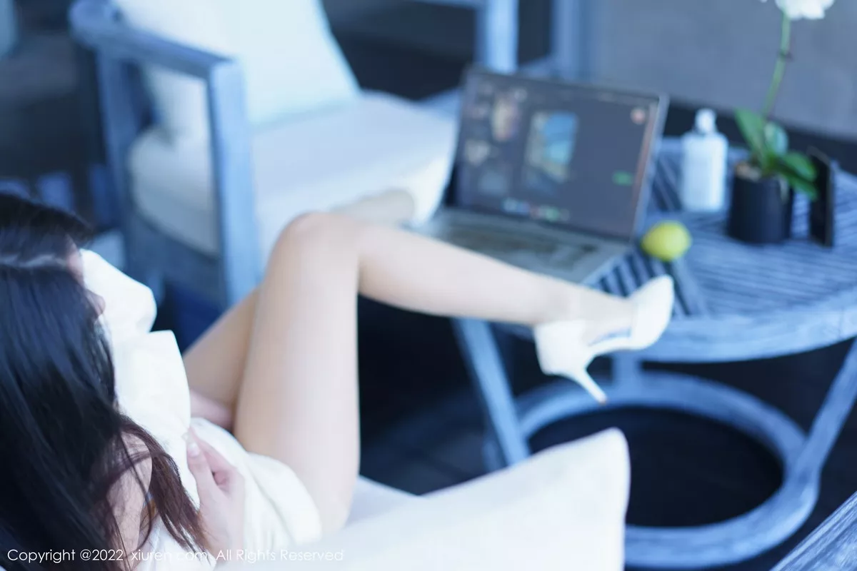 秀人集.com_[XiuRen秀人网]No.6032_模特Laura阿姣性感白色露肩连衣短裙秀曼妙身姿甜美迷人写真92P