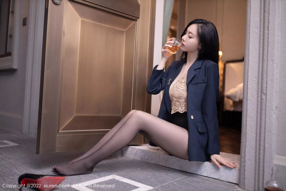 秀人集.com_[XiuRen秀人网]No.6051_模特安然anran半脱外衣露缕空金色蕾丝内衣秀惹火身材诱惑写真81P