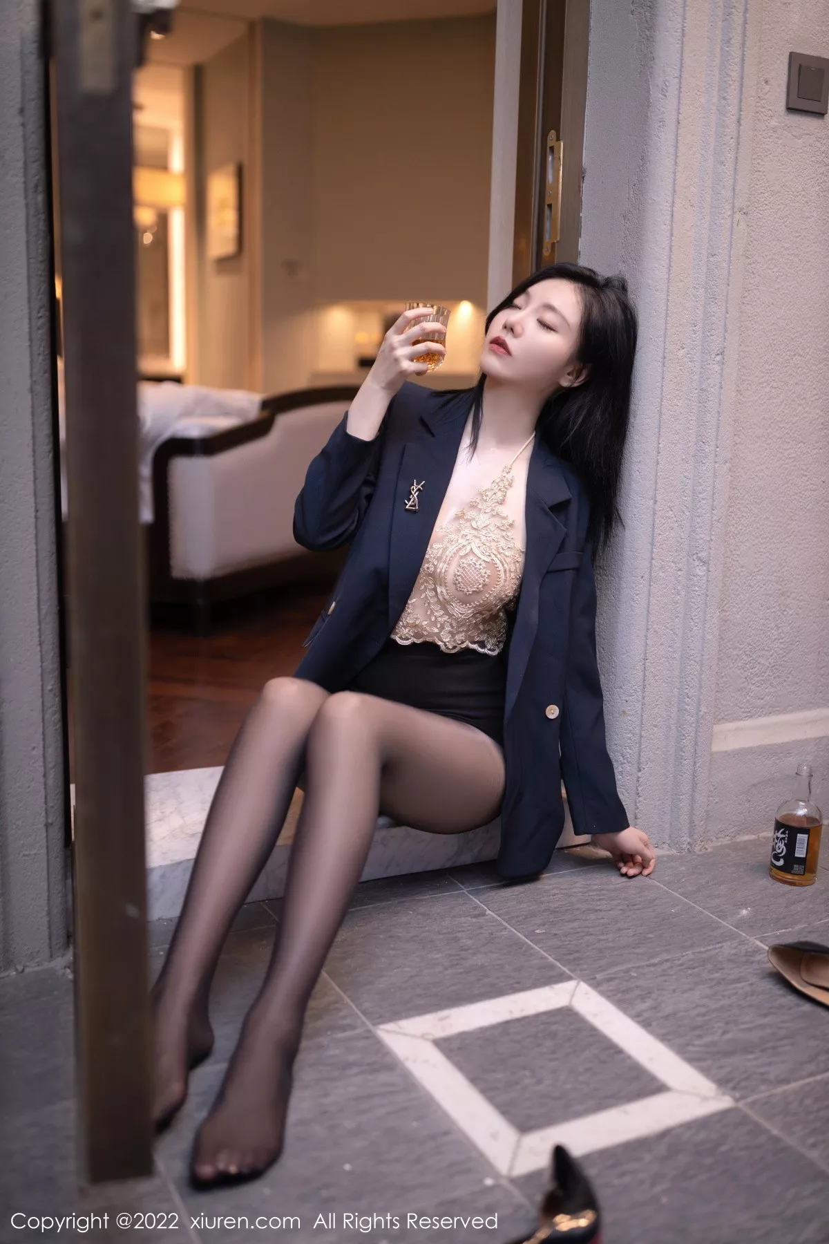 秀人集.com_[XiuRen秀人网]No.6051_模特安然anran半脱外衣露缕空金色蕾丝内衣秀惹火身材诱惑写真81P